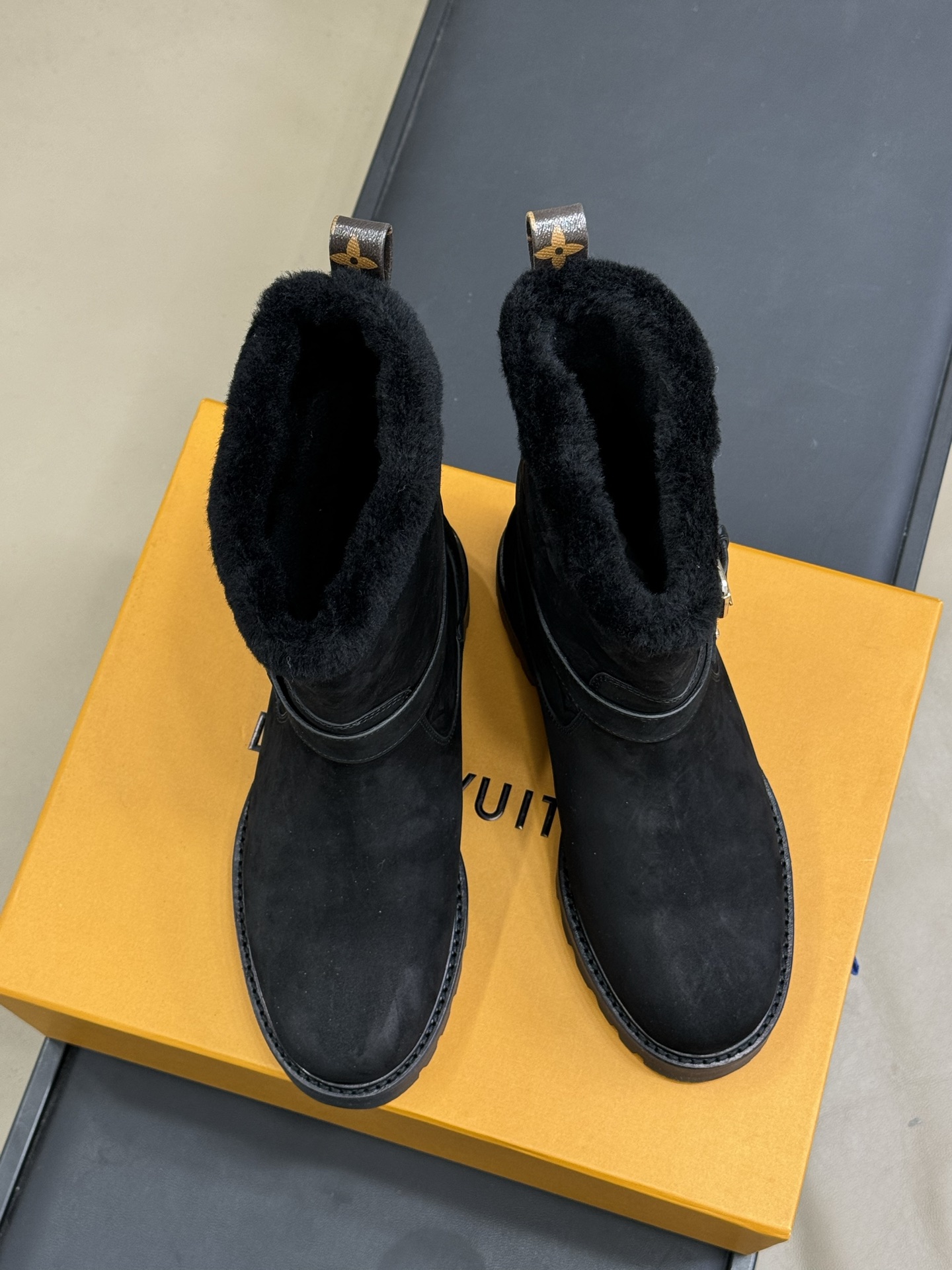 lv fw25 new arrival-～lv 25秋冬皮毛一体靴子鞋面是磨砂牛皮，质地细腻，质感超好！