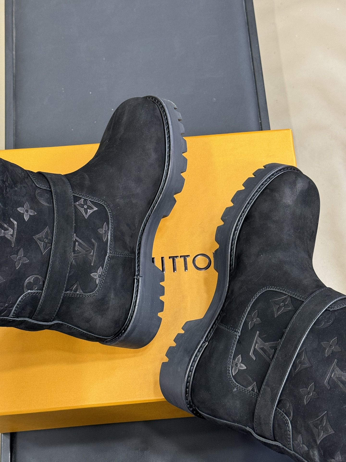 lv fw25 new arrival-～lv 25秋冬皮毛一体靴子鞋面是磨砂牛皮，质地细腻，质感超好！