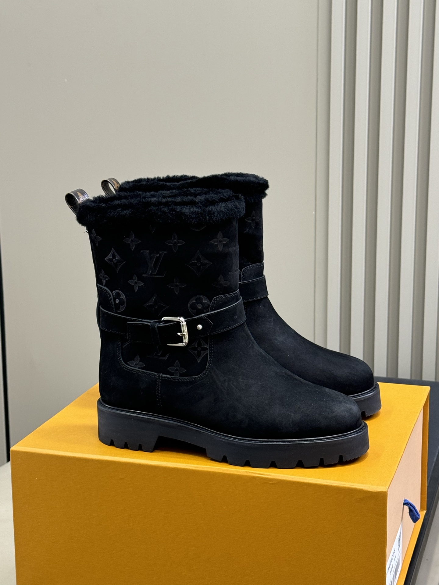 NO:593124,lv fw25 new arrival-～ lv 25 autumn and winter fur integrated boots. The upper is made of frosted cowhide, with fine texture and super good texture!  The boots are embossed with presbyopia, which is very nice, and the lining is made of one piece of fur!  Not picky about foot shape, warm in winter size 35-41, boots, louis vuitton, boots, cowhide19860909lv fw25 new arrival-～ lv 25秋冬皮毛一体靴子 鞋面是磨砂牛皮,质地细腻,质感超好！ 靴筒压印老花、很是好看 内里皮毛一体材质！ 不挑脚型,温暖过冬 size 35-41,靴子,louis vuitton,boots,cowhide,Women's Shoes