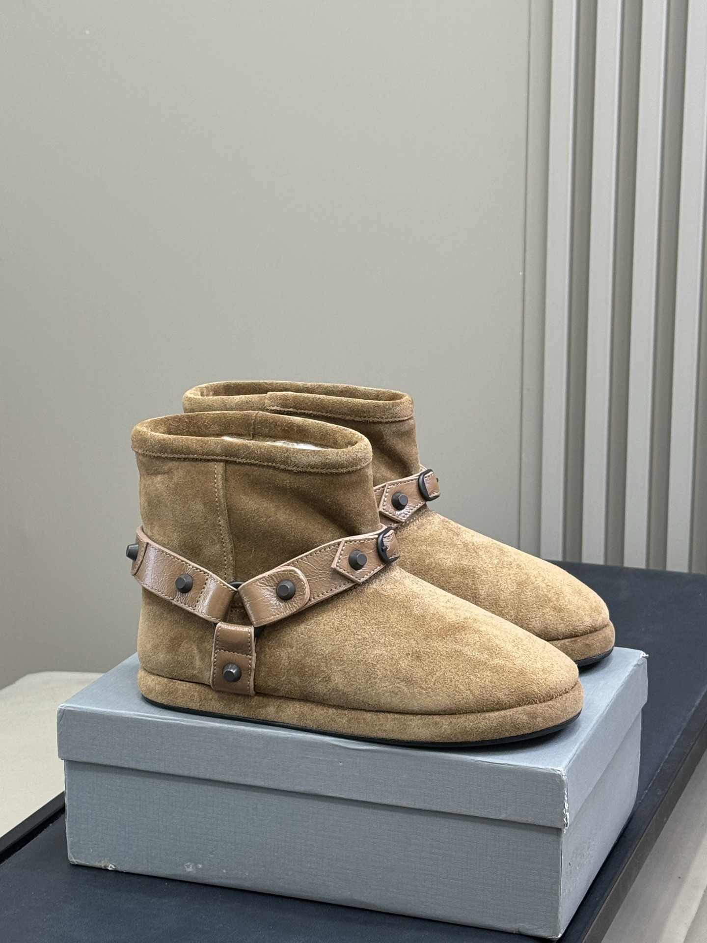 NO:593588,Balenciaga 2025 autumn and winter suede snow boots | Rivet blessing Balenciaga's 2025 autumn and winter suede snow boots directly understand the 'cool' and 'warm'!  The black suede leather has a delicate texture, and the velvet lining locks in the warmth in winter. The coolest thing is the rivet belt design. The metallic rivets are paired with a day belt, which makes the street cool, and the one-leg design is very convenient. This magical operation that combines the warmth of snow boots with the personality of rivets can only be mastered by Balenciaga. Players who are afraid of the cold and love fashion, this wave is really a loss, after all, they can wear snow boots to give a street feeling. size  35-41,snow boots,balenciaga,boots,chamois leather19860909巴黎世家2025秋冬麂皮雪地靴|铆钉加持 巴黎世家这波2025秋冬麂皮雪地靴,直接把“酷”和“暖”玩明白了！ 黑色麂皮质感细腻,内里加绒把冬日温暖死死锁住.最酷的是铆钉皮带设计,金属质感的铆钉搭配做|日皮带,街头酷感拉满,一脚蹬设计还贼方便. 这种把雪地靴的保暖和铆钉的个性融合的神操作,也就巴黎世家能驾驭.怕冷又爱潮的玩家们,这波不冲真的亏,毕竟能把雪地靴穿出炸街感的. size 35-41,雪地靴,balenciaga,boots,chamois leather,Women's Shoes