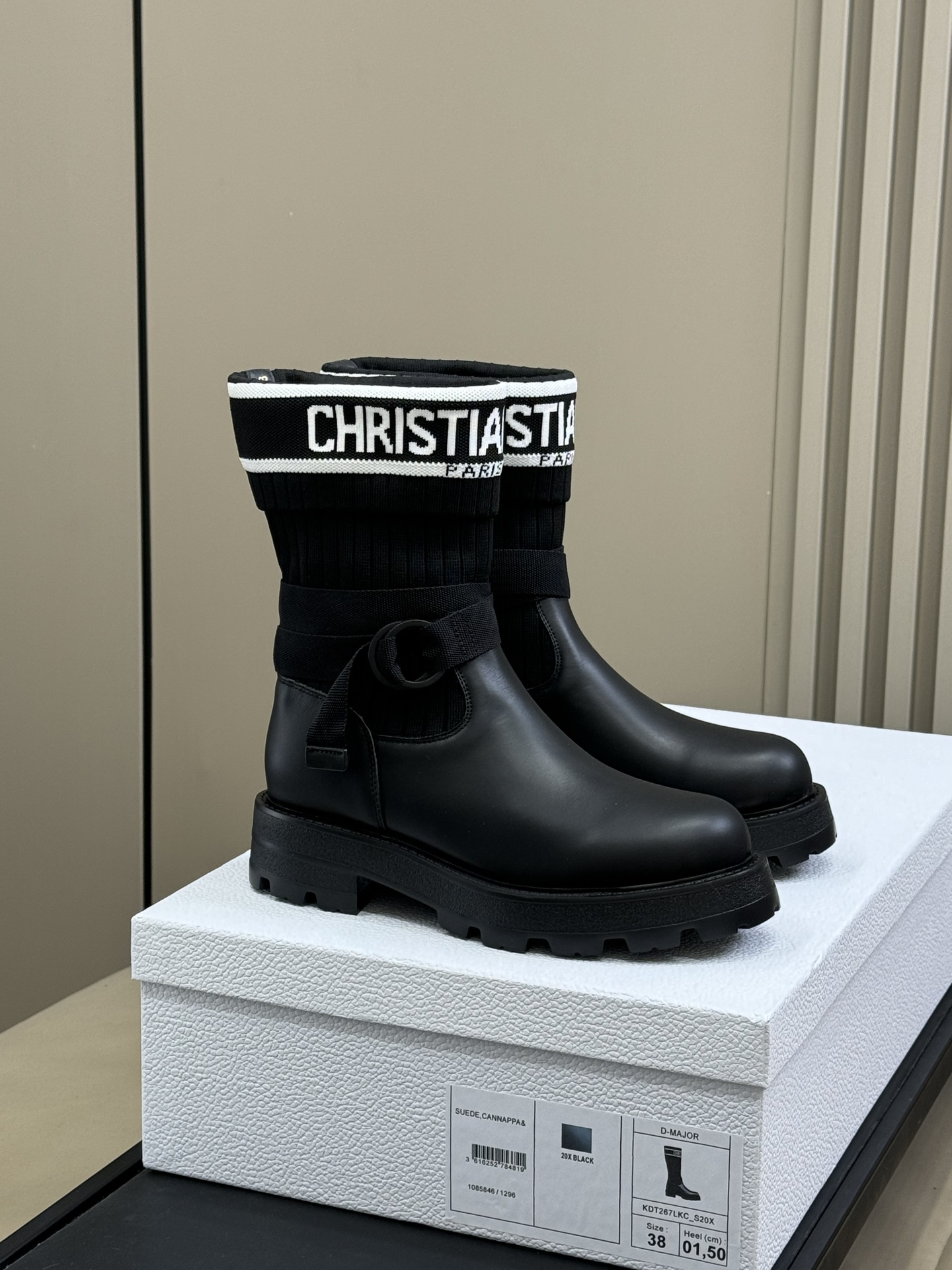 NO:594262,Top quality DIOR comes out with beautiful boots again. The boot design is super fit to the shape of your legs, making your legs slimmer and taller. 590 Mid-cut or low-cut, which one is more suitable for you?  Knitted boots, good elasticity and good tolerability!  The upper is made of imported calfskin, and the texture is also good. Size 35-41, both tall and short, boots, dior, boots, cowhide19860909顶级品质 DIOR又出大美靴 超级贴合腿型的靴筒设计,显瘦显高显腿长590 中筒款和低筒款,哪款更适合你呢心？ 针织靴筒,弹力好 包容性好！ 鞋面甄选进口小牛皮,质感也是好的嘞 size 35-41 高、矮均,靴子,dior,boots,cowhide,Women's Shoes