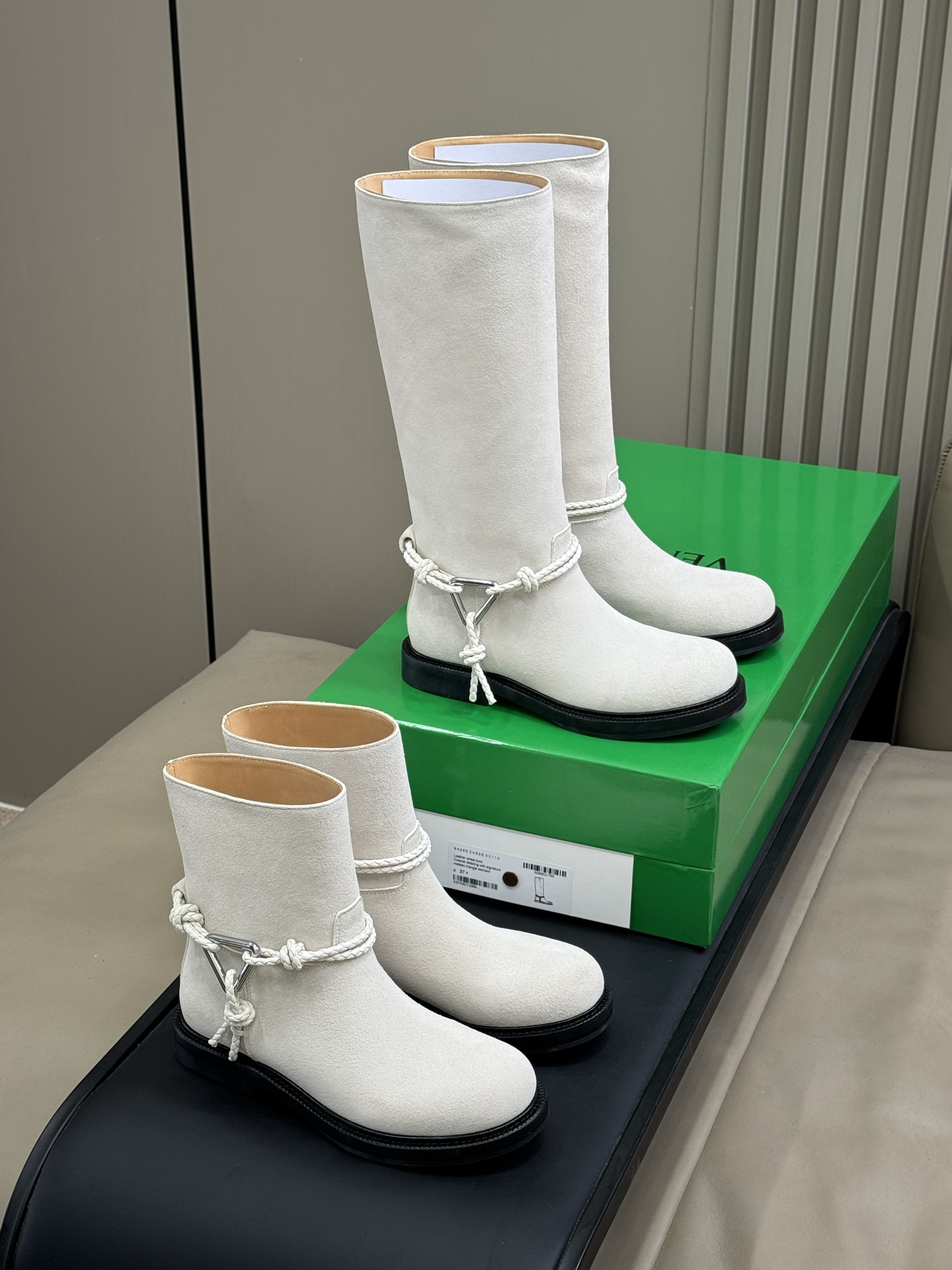 NO:707820,BV Knot Boots | Autumn and winter 'combat boots' pre-order, fashion people are rushing to buy BV girls, look over!  This pair of rope boots must be locked. The classic rope braid wraps around the boot body, with the iconic triangular metal buckle, and the black and silver collision comes with a cool filter. Wearing it directly transforms into a street girl, with an aura of 2.8 meters. The short boot shape shows long legs. Whether it is worn with floor-length jeans for a casual and relaxed look, or with a miniskirt for a hot girl style, or even with suit pants for an elite route in the workplace, it can be perfectly adapted. It is the 'master key' to autumn and winter wear.  Sisters who are struggling with autumn and winter boots, close your eyes and rush!  size 35-41 short height 440,boots,bottega veneta,boots,skirts,jeans,business suit19860909BV 绳结靴|秋冬“战靴”预定,时尚人都在抢淡BV 女孩看过来！这双绳结靴必须锁死 经典绳结编织缠绕靴身,搭配标志性三角金属扣,黑银碰撞自带酷飒滤镜,穿上直接化身街头拽姐,气场两米八 短靴型超显腿长,不管是配拖地牛仔裤走随性松弛感,还是搭迷你裙玩辣妹风,甚至配西装裤走职场精英路线,都能完美适配,秋冬穿搭“万能钥匙”就是它 纠结秋冬靴子的姐妹,闭眼冲！ size 35-41 短 高440,靴子,bottega veneta,boots,skirts,jeans,business suit,Women's Shoes