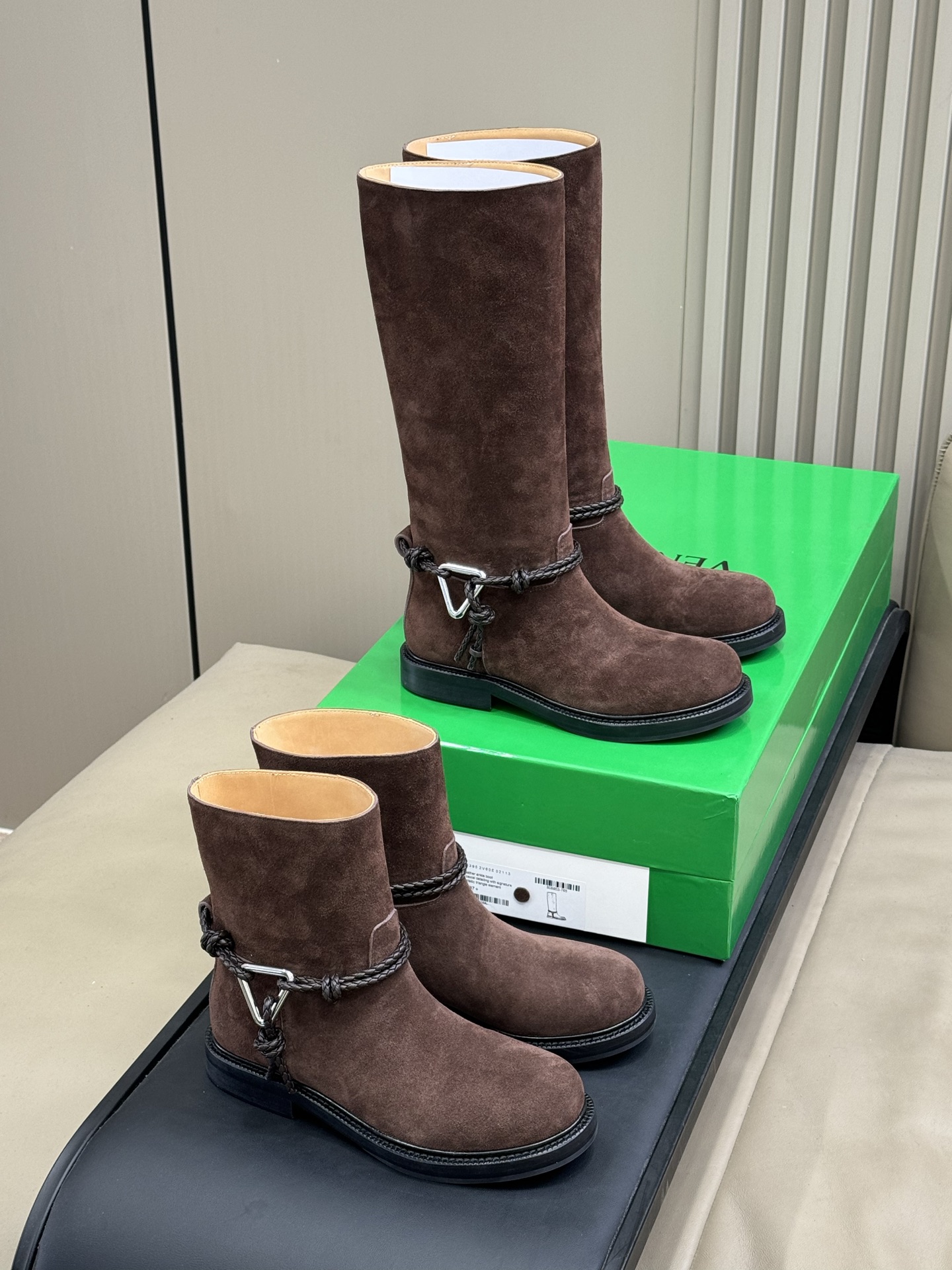 NO:707823,BV Knot Boots | Autumn and winter 'combat boots' pre-order, fashion people are rushing to buy BV girls, look over!  This pair of rope boots must be locked. The classic rope braid wraps around the boot body, with the iconic triangular metal buckle, and the black and silver collision comes with a cool filter. Wearing it directly transforms into a street girl, with an aura of 2.8 meters. The short boot shape shows long legs. Whether it is worn with floor-length jeans for a casual and relaxed look, or with a miniskirt for a hot girl style, or even with suit pants for an elite route in the workplace, it can be perfectly adapted. It is the 'master key' to autumn and winter wear.  Sisters who are struggling with autumn and winter boots, close your eyes and rush!  size 35-41 short height 490,boots,bottega veneta,boots,skirts,jeans,business suit19860909BV 绳结靴|秋冬“战靴”预定,时尚人都在抢淡BV 女孩看过来！这双绳结靴必须锁死 经典绳结编织缠绕靴身,搭配标志性三角金属扣,黑银碰撞自带酷飒滤镜,穿上直接化身街头拽姐,气场两米八 短靴型超显腿长,不管是配拖地牛仔裤走随性松弛感,还是搭迷你裙玩辣妹风,甚至配西装裤走职场精英路线,都能完美适配,秋冬穿搭“万能钥匙”就是它 纠结秋冬靴子的姐妹,闭眼冲！ size 35-41 短 高490,靴子,bottega veneta,boots,skirts,jeans,business suit,Women's Shoes