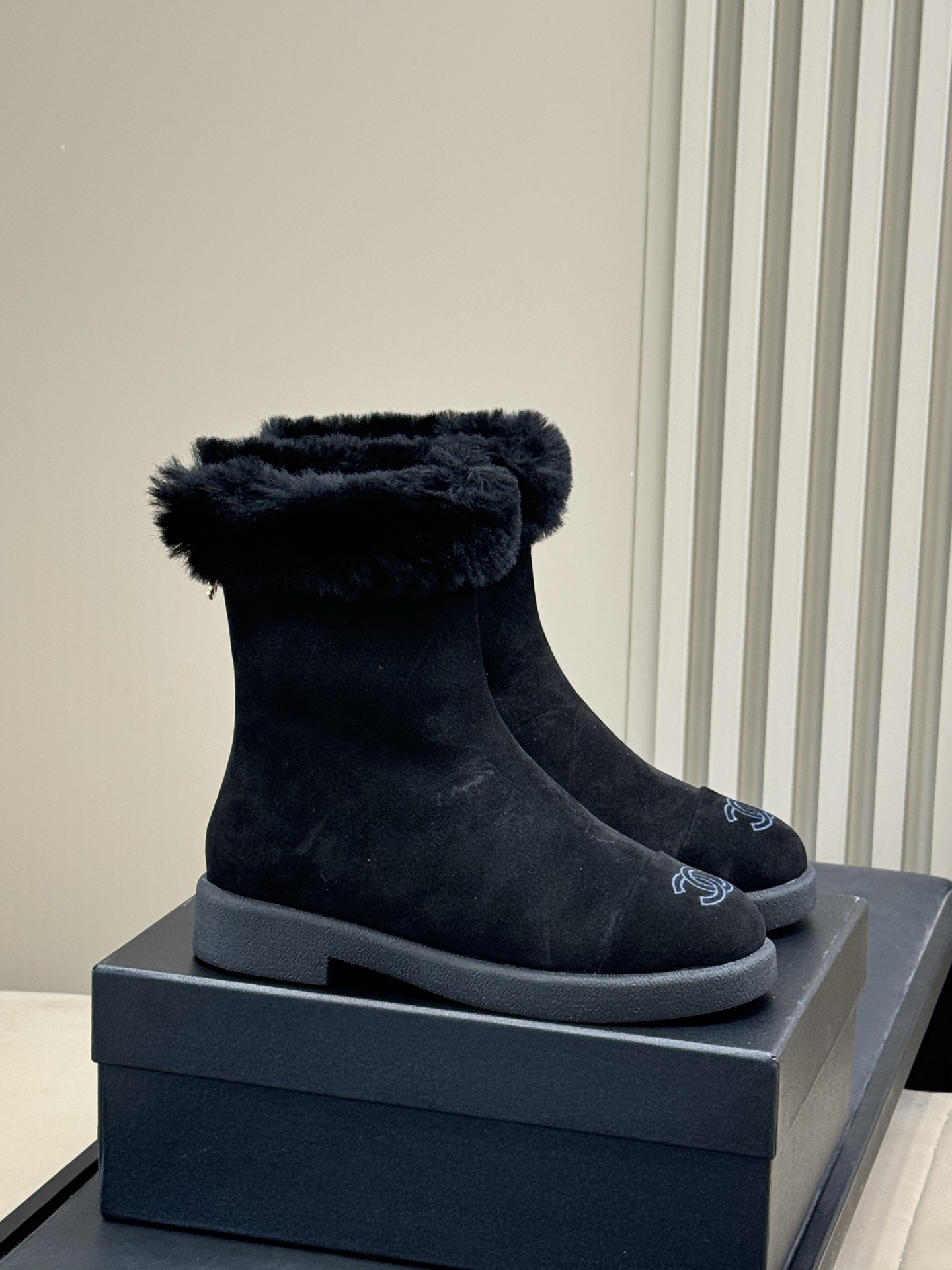 NO:594511,Top quality chanel fw25 new arrival~ Snow boots and wool short boots. These are simply a 'small heater' for walking in winter. I heard that it is a cold winter this year, so you must prepare some anti-cold equipment~ It is made of imported Australian wool. It is very warm and comfortable, and it is also very tolerant to the feet!  The entire last is very delicate and not bloated at all. The upper is made of imported suede and rubber, which is extremely non-slip and wear-resistant~ Size 35-41, half-slip snow boots, chanel, boots, chamois leather19860909顶级品质 chanel fw25 new arrival～ 雪地靴羊毛短靴 这款简直就是冬日行走的“小暖炉” 听说今年是冷冬 御寒神器一定要备好呀～ 选用进口澳洲羊毛 很暖和很舒服 对脚的包容度也超好哒！ 整个楦头非常秀气一点都不臃肿 鞋面采用进口麂皮 橡胶 巨防滑又耐磨哦～ Size35-41,半拖雪地靴,chanel,boots,chamois leather,Women's Shoes