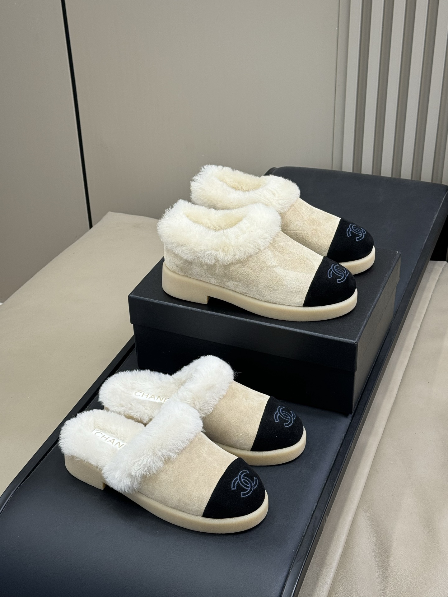 NO:594251,Half drag 260 single shoes chanel fw25 new arrival~ Snow boots and wool short boots. These are simply a 'little heater' for walking in winter. I heard that it is a cold winter this year, so you must prepare some anti-cold equipment~ It is made of imported Australian wool. It is very warm and comfortable, and it is also very tolerant to the feet!  The entire last is very delicate and not bloated at all. The upper is made of imported suede and rubber, which is extremely non-slip and wear-resistant~ Size 35-41, boots, chanel, boots, chamois leather19860909半拖260 单鞋 chanel fw25 new arrival～ 雪地靴羊毛短靴 这款简直就是冬日行走的“小暖炉” 听说今年是冷冬 御寒神器一定要备好呀～ 选用进口澳洲羊毛 很暖和很舒服 对脚的包容度也超好哒！ 整个楦头非常秀气一点都不臃肿 鞋面采用进口麂皮 橡胶 巨防滑又耐磨哦～ Size35-41,靴子,chanel,boots,chamois leather,Women's Shoes