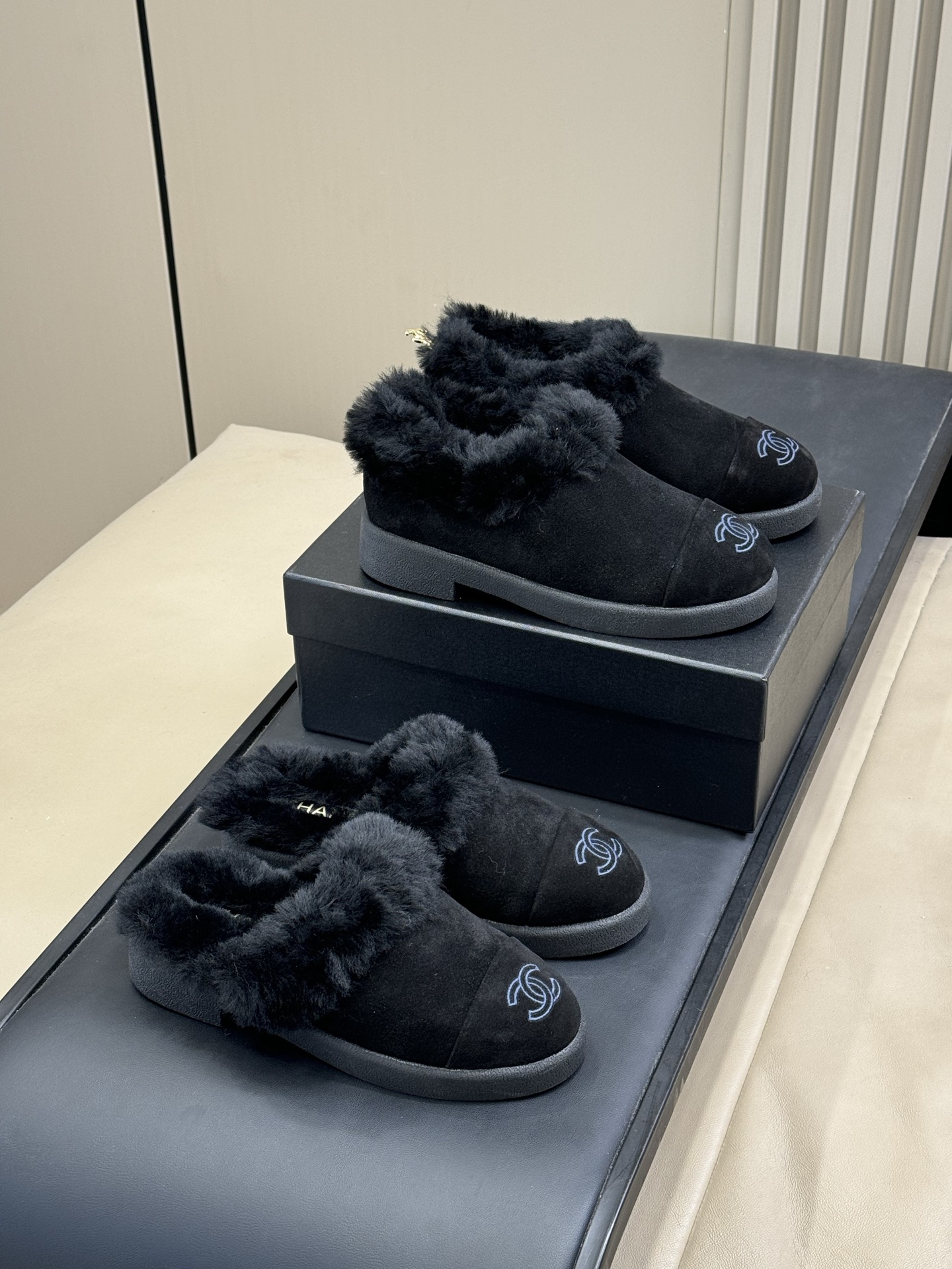 NO:594513,Half-flop single shoes chanel fw25 new arrival~ Snow boots and wool short boots. These are simply a 'little heater' for walking in winter. I heard that it is a cold winter this year, so you must prepare some tools to keep out the cold~ It is made of imported Australian wool. It is very warm and comfortable, and it is also very tolerant to the feet!  The entire last is very delicate and not bloated at all. The upper is made of imported suede and rubber, which is extremely non-slip and wear-resistant~ Size 35-41, half-slip snow boots, chanel, boots, chamois leather19860909半拖 单鞋 chanel fw25 new arrival～ 雪地靴羊毛短靴 这款简直就是冬日行走的“小暖炉” 听说今年是冷冬 御寒神器一定要备好呀～ 选用进口澳洲羊毛 很暖和很舒服 对脚的包容度也超好哒！ 整个楦头非常秀气一点都不臃肿 鞋面采用进口麂皮 橡胶 巨防滑又耐磨哦～ Size35-41,半拖雪地靴,chanel,boots,chamois leather,Women's Shoes