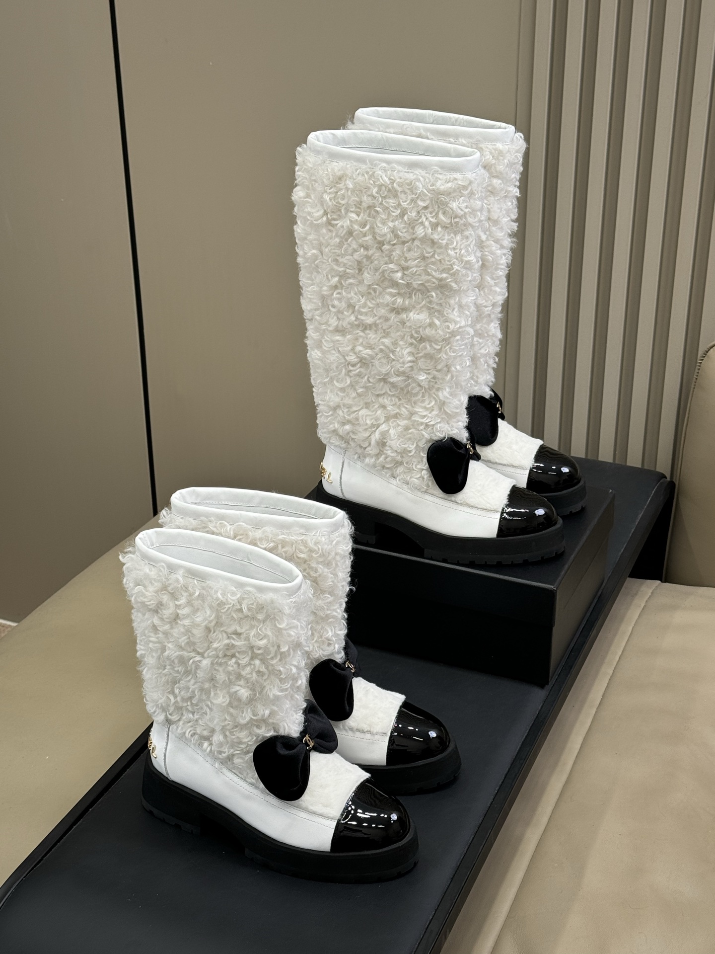NO:594249,Short boots, high boots, chanel 25k new arrival~ Xiaoxiang's new furry boots for autumn and winter. The top version is made by purchasing agent. The upper is made of original customized cowhide, handmade artificial wool, sheepskin lining, sheepskin feet, original molded outsole. Siez: 35-41, boots, chanel, boots, cowhide, sheepskin19860909短靴 高靴 chanel 25k new arrival～ 小香秋冬新款毛茸茸靴子 顶级版本代购级别打造 鞋面采用原版定制牛皮手工人造织毛 羊皮内里,羊皮垫脚,原版开模大底 Siez:35-41,靴子,chanel,boots,cowhide,sheepskin,Women's Shoes