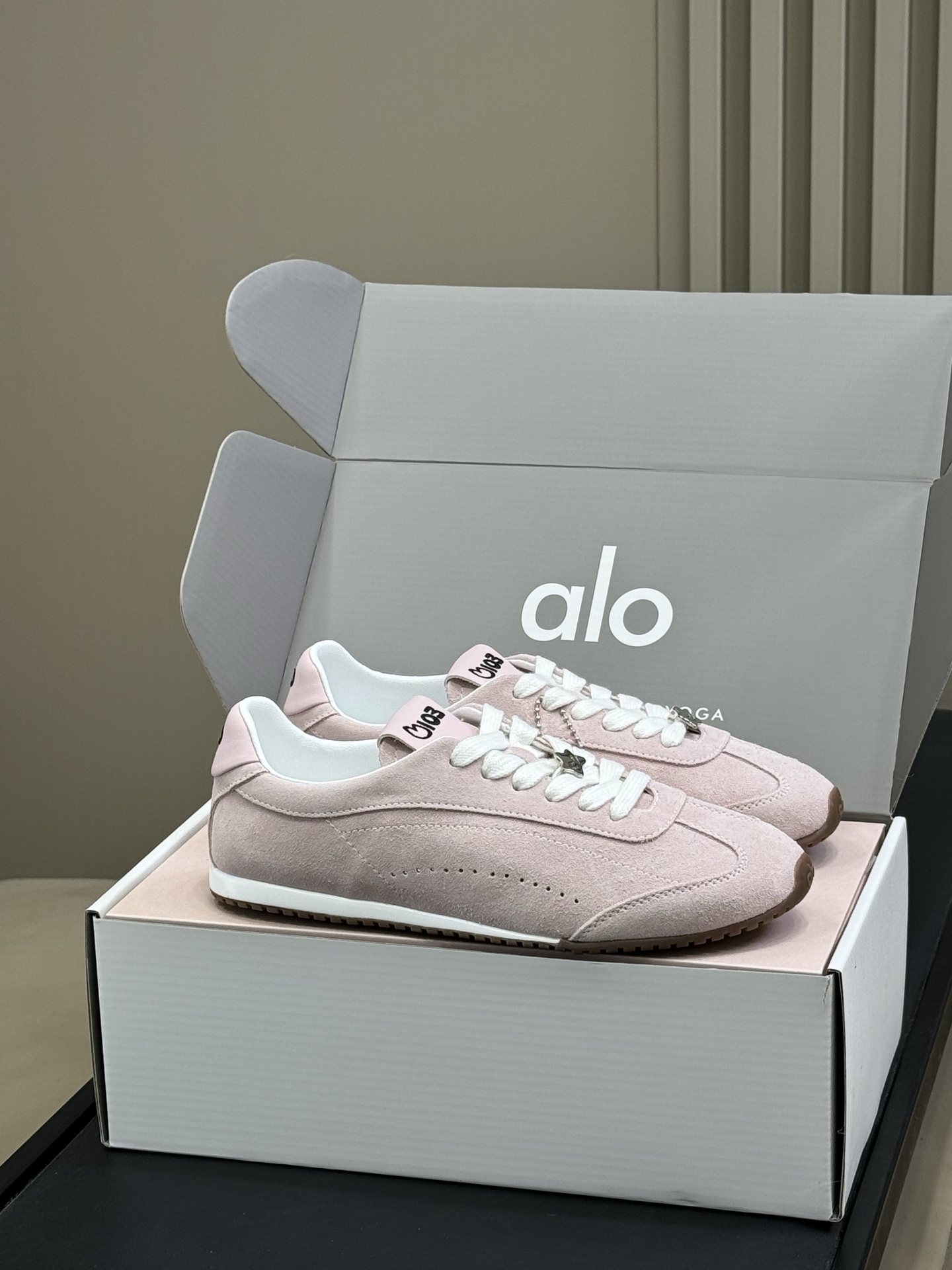 NO:611826,alo moral training shoes | alo? miumiu? celine?  Very good!  alo is so good!  Alo is very fashion forward. New retro moral shoes will be released soon. They really look like Miumiu and Celine!  size 35-41,casual shoes/sports shoes,celine,miumiu,sneakers19860909alo德训鞋| alo? miumiu? celine？ 太会了！ alo太会了！狠狠的时尚前沿了 alo 即将上新的复古德训鞋,真的是像极了miumiu, celine！ size 35-41,休闲鞋/运动鞋,celine,miumiu,sneakers,Women's Shoes