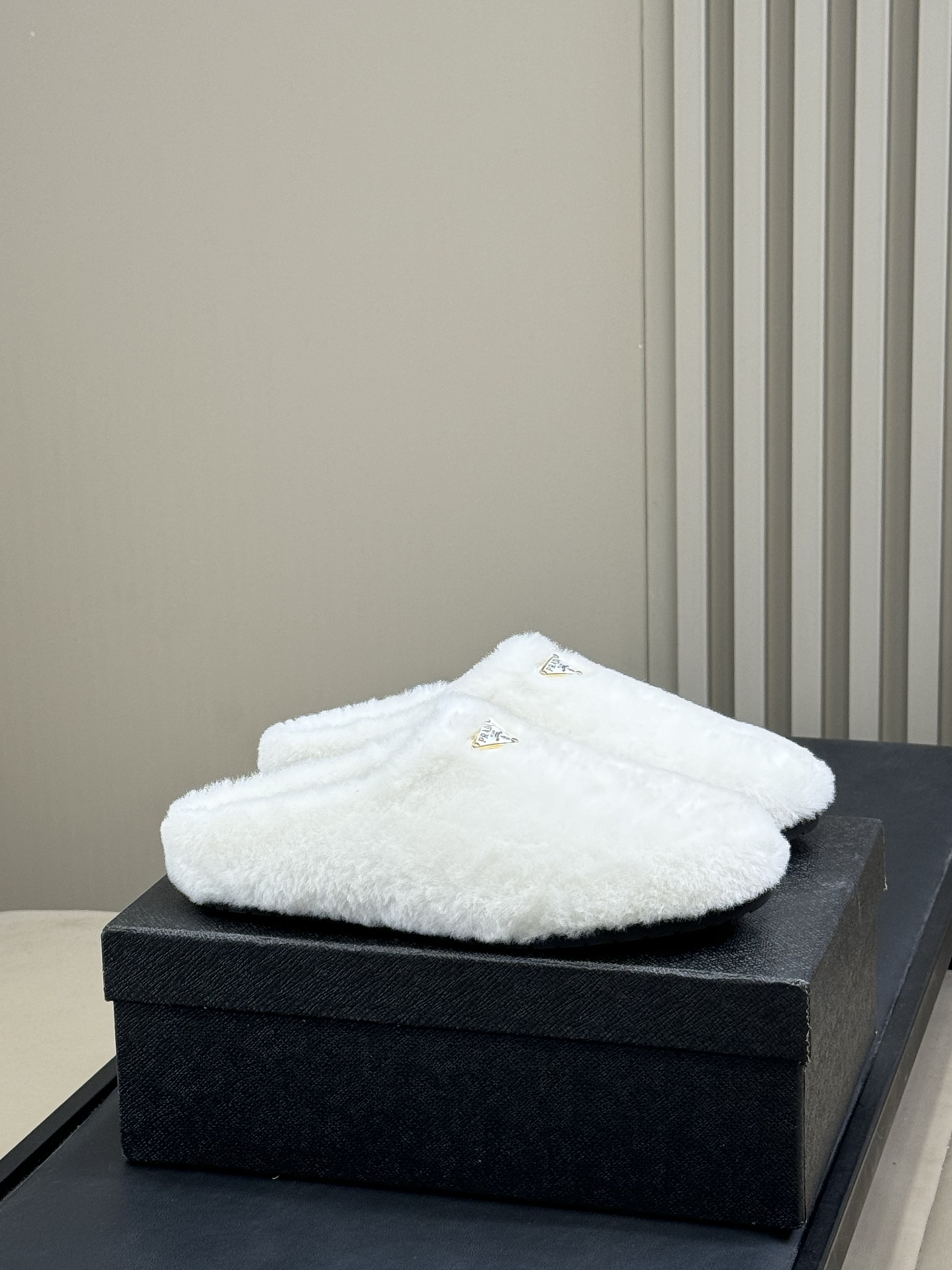 NO:616993,rada fw25 new arrival~ Triangular logo plush mules half slippers are made of plush material, soft and comfortable to the touch, meet the needs of different styles and matching, and can be adapted to a variety of wearing scenes. Wool fabric, sheepskin lining, TU outsole Size 35-41, half fur slippers, prada, slippers, sheepskin19860909rada fw25 new arrival～ 三角标毛绒穆勒半拖鞋 采用毛绒材质,触感柔软舒适 满足不同风格搭配需求 可适配多种穿搭场景 羊毛面料,羊皮内里,TU大底 Size35-41码,半拖毛毛鞋,prada,slippers,sheepskin,Women's Shoes