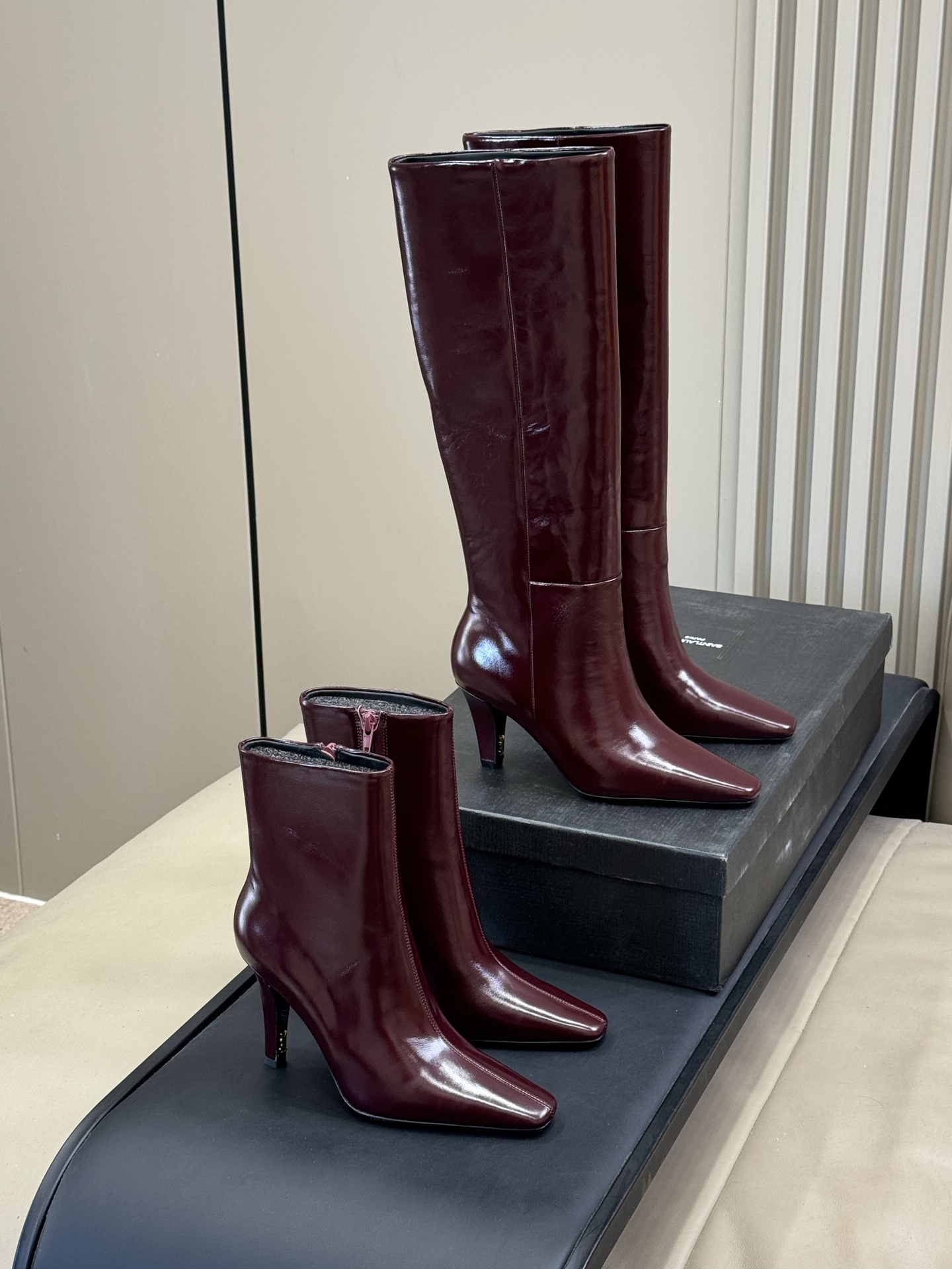 NO:594236,Short boots and high boots. YSL's most comfortable pair of boots. The adaptability is also very high. This year's new model can be used by sisters. The toe head is visually sharp and straightforward, I love it. The cowhide material, texture and gloss are all in place. Sheepskin lining cowhide sole size 35-41, boots, saint laurent, boots, cowhide, sheepskin19860909短靴 高靴 ysl舒适感最好的一双靴子.适配度也很高 今年新款 姐妹们可冲 鞋头视觉凌厉中率性,好爱呀 牛皮材质,质地和光泽度都拿捏到位 羊皮孽内里牛皮鞋底 size 35-41,靴子,saint laurent,boots,cowhide,sheepskin,Women's Shoes