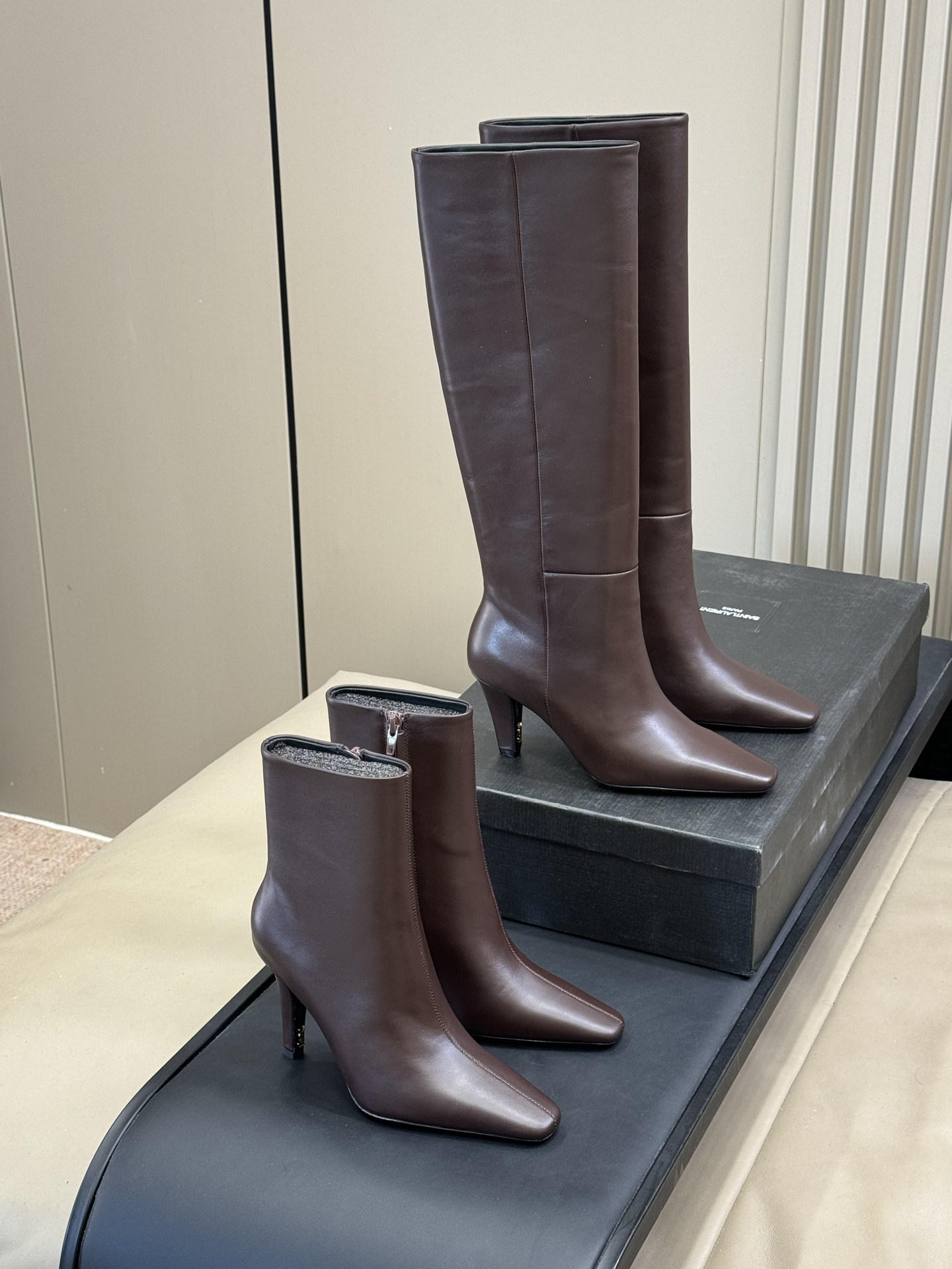 NO:594237,Short boots and high boots. YSL's most comfortable pair of boots. The adaptability is also very high. This year's new model can be used by sisters. The toe head is visually sharp and straightforward, I love it. The cowhide material, texture and gloss are all in place. Sheepskin lining cowhide sole size 35-41, boots, saint laurent, boots, cowhide, sheepskin19860909短靴 高靴 ysl舒适感最好的一双靴子.适配度也很高 今年新款 姐妹们可冲 鞋头视觉凌厉中率性,好爱呀 牛皮材质,质地和光泽度都拿捏到位 羊皮孽内里牛皮鞋底 size 35-41,靴子,saint laurent,boots,cowhide,sheepskin,Women's Shoes