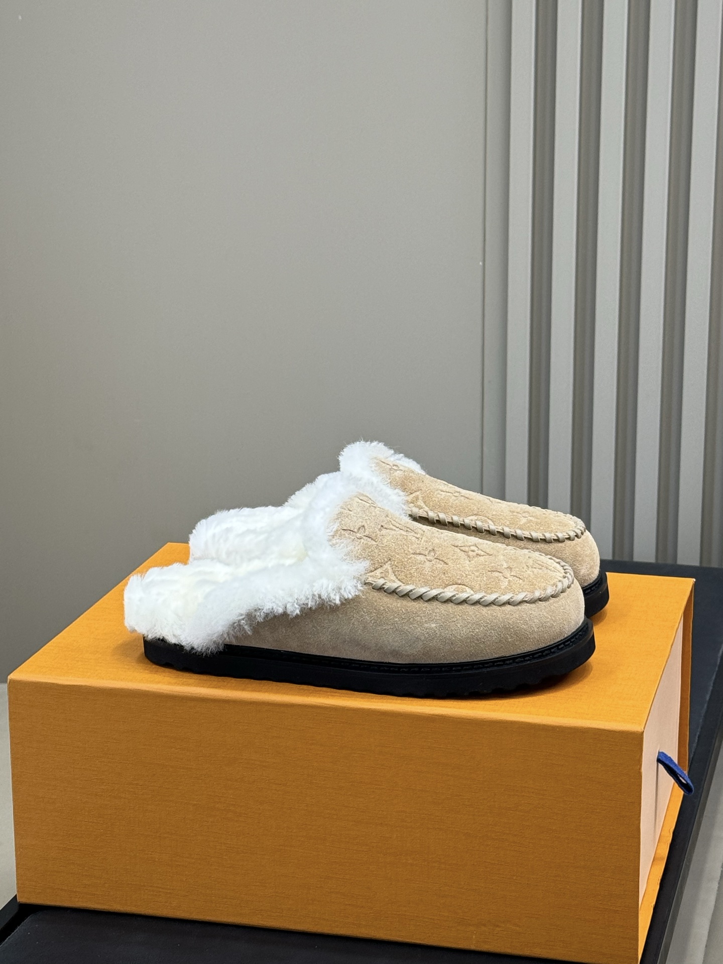 NO:594495,Top quality LV Louis Vuitton, COLORADO COMFORT new season. This Colorado Comfort Mary Jane shoe is made of velvety and silky suede cow leather, and is lined with shearling to create a comfortable wearing experience. The upper is integrated with Monogram embroidery pattern, and the inscribed buckle makes it easy to adjust the tightness of the shoelaces. The lightweight micro outsole completes the trendy style. Monogram embroidered suede cow leather adjustable buckle shoelaces with Louiston elements shearling lined tough insole  size35-41,half-flop furry shoes,louis vuitton,louis vuitton,mary jane,cowhide19860909顶级品质 LV路易威登,COLORADO COMFORT 当季新款 本款 Colorado Comfort 玛丽珍鞋取材天鹅绒般丝滑的绒面牛皮革,与羊毛皮内衬共筑舒适穿着体验.鞋面融入Monogram 刺绣图案,铭纹搭扣方便调节鞋带松紧.轻盈微型外底完善潮流格调. Monogram 刺绣绒面牛皮革可调节搭扣鞋带路易登元素羊毛皮内衬韧性鞋垫 size35-41,半拖毛毛鞋,louis vuitton,louis vuitton,mary jane,cowhide,Women's Shoes