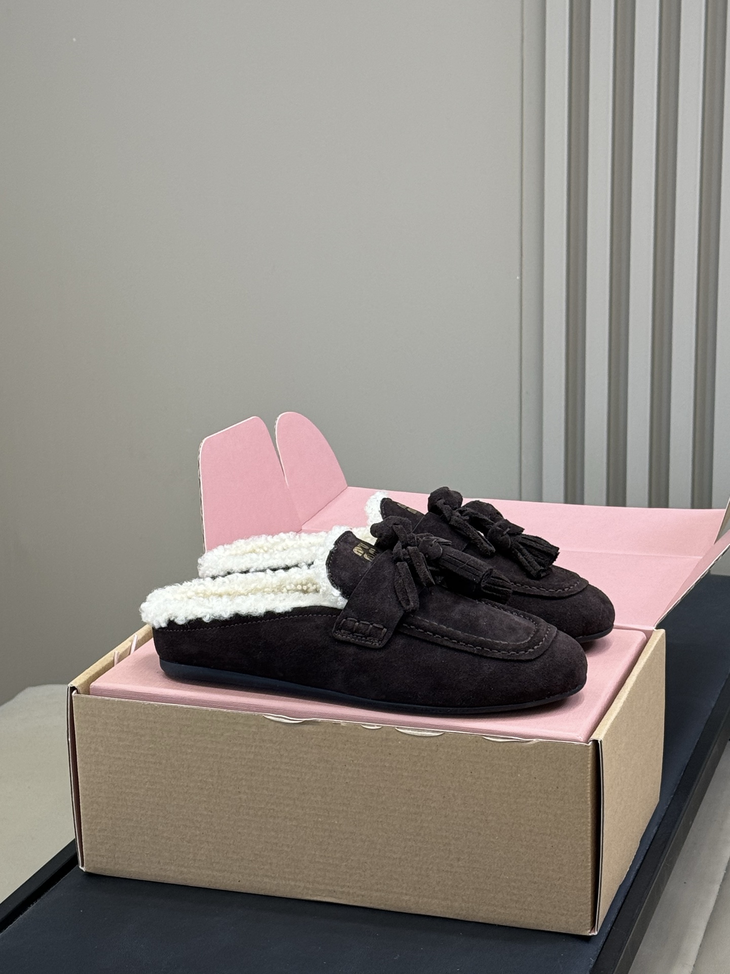 NO:630433,miumiu fw25 new arrival～ miu home 25 autumn and winter wool tassel style half-flop, small wool decoration, so cute. Of course, the gentle care of the fur material is indispensable in the cold winter. Suede cowhide upper, rubber anti-slip sole. The texture is delicate and gentle. It is a good-looking and easy-to-wear item. Close your eyes and enter. Size35-41, half-flock fur shoes, miumiu,cowhide19860909miumiu fw25 new arrival～ miu家25 秋冬羊毛 流苏款 半拖 羊毛小装饰,好可爱 寒冬里当然少不了皮毛一体材质的温柔呵护 鞋面反绒牛皮,橡胶防滑底鞋底 质地细腻温柔 好看有好穿的单品.闭眼入 Size35-41,半拖毛毛鞋,miumiu,cowhide,Women's Shoes