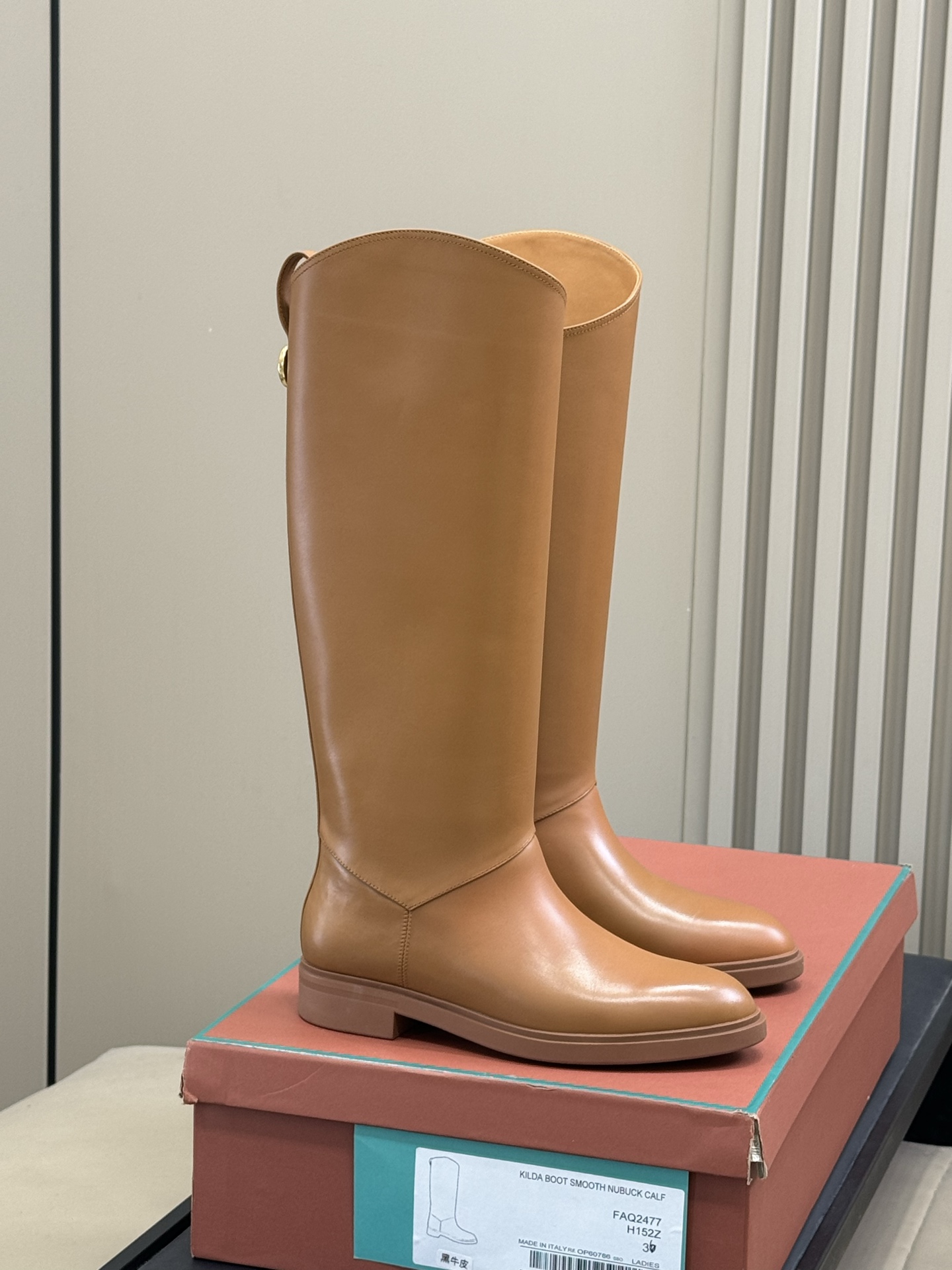 NO:630447,lp equestrian boots classic color + 25 new colors. Super cool classic equestrian boots, modify the leg shape, the color is super classic, the calf leather texture is awesome!  I bought a lot of brown this year, and these suede boots are a must-have!  size 35-41,boots,loro piana,boots,cowhide,chamois leather19860909lp 马靴经典色+25新配色 超级酷的经典马术靴,修饰腿型,颜色超级经典 小牛皮质感超赞的！ 今年买了很多棕色,必入这个麂皮靴子！ size 35-41,靴子,loro piana,boots,cowhide,chamois leather,Women's Shoes