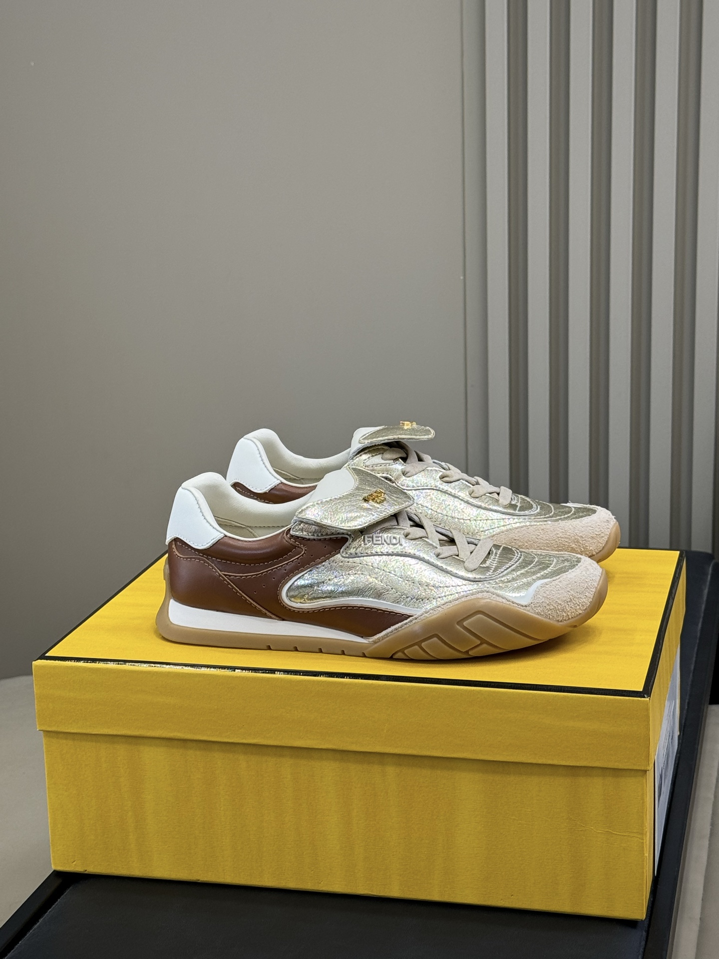 NO:646264,FEND…i fw25new arrival~ Retro-style flat-soled sports casual shoes. The upper is made of cow suede + leather splicing. It has its own distressed texture. The texture is high-end and unique. The tongue has the FENDI logo, and the brand recognition is hidden in the details. Round toe + Velcro buckle, easy to put on and take off and adapt to different foot types. Size: 35-41, casual shoes/sports shoes, fendi, sneakers19860909FEND…i fw25new arrival～ 复古风平底运动休闲鞋 鞋面是牛反绒+皮革拼接,自带做旧纹理,质感高级还显独特；鞋舌有FENDI标识,细节处藏着品牌辨识度.圆头+魔术贴搭扣,穿脱方便且适配不同脚型 size:35-41,休闲鞋/运动鞋,fendi,sneakers,Women's Shoes