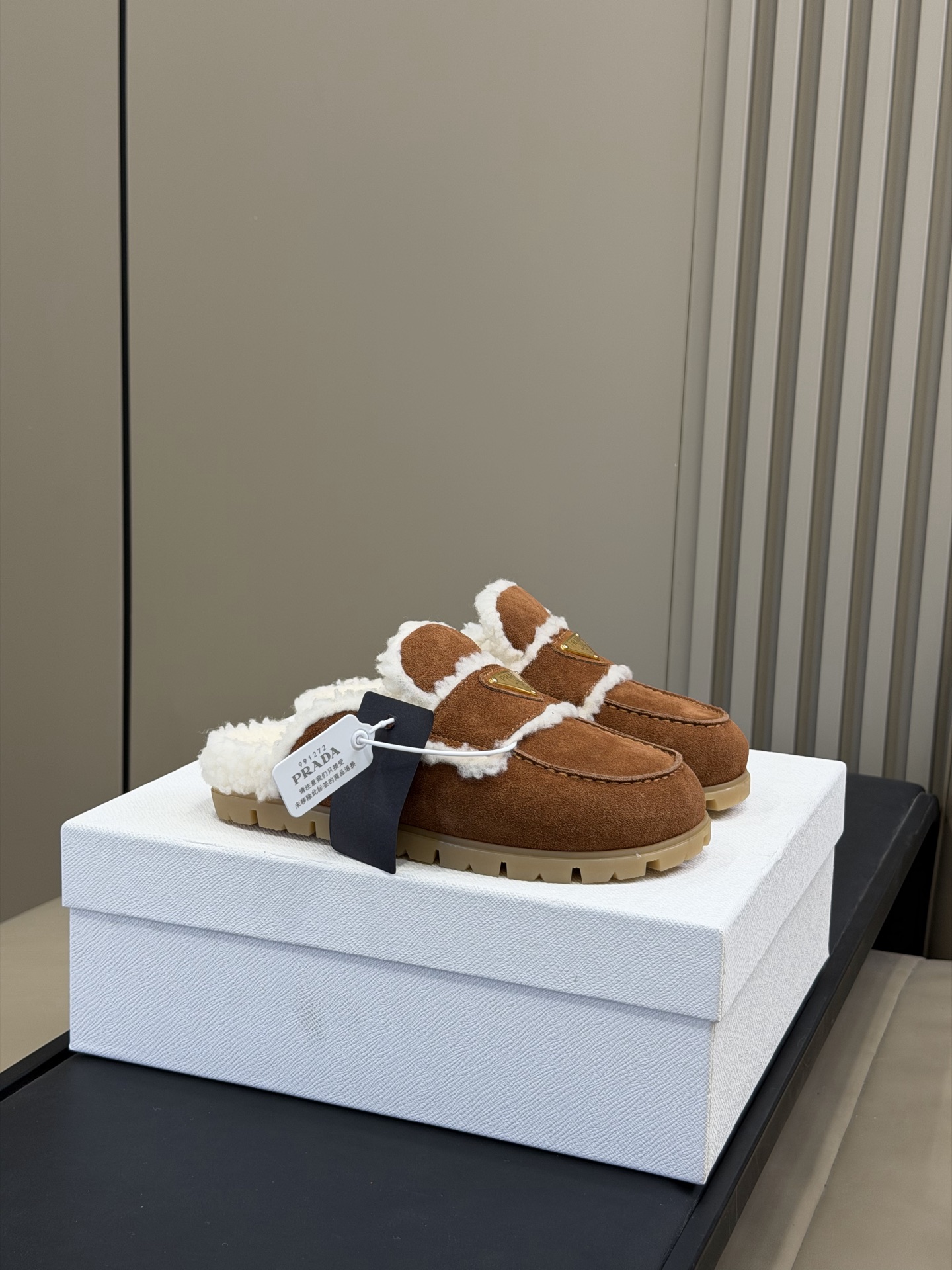 NO:629172,Top quality prada fw25 new arrival~ Pjia 25 autumn and winter Maillard series fur shoes. Classic style with wool material; fashionable and warm series. Mercerized cow suede upper, delicate and soft texture, good for autumn and winter look size 35-41, semi-muffled fur shoes, prada19860909顶级品质 prada fw25 new arrival～ p家25秋冬美拉德系列毛毛鞋 经典款型搭配羊毛材质；时髦且有温度的系列 丝光牛反绒鞋面,质感细腻柔和,好谙秋冬look size 35-41,半拖毛毛鞋,prada,Women's Shoes