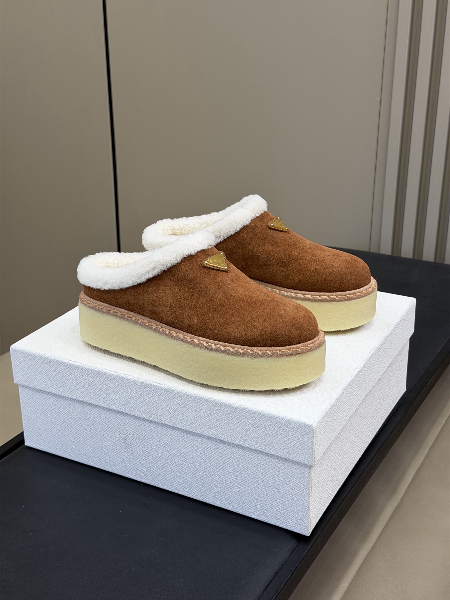 NO:629165,Top quality prada fw25 new arrival~ Pjia 25 autumn and winter Maillard series fur shoes. Classic style with wool material; fashionable and warm series. Mercerized cow suede upper, delicate and soft texture, good for autumn and winter look size 35-41, semi-muffled fur shoes, prada19860909顶级品质 prada fw25 new arrival～ p家25秋冬美拉德系列毛毛鞋 经典款型搭配羊毛材质；时髦且有温度的系列 丝光牛反绒鞋面,质感细腻柔和,好谙秋冬look size 35-41,半拖毛毛鞋,prada,Women's Shoes