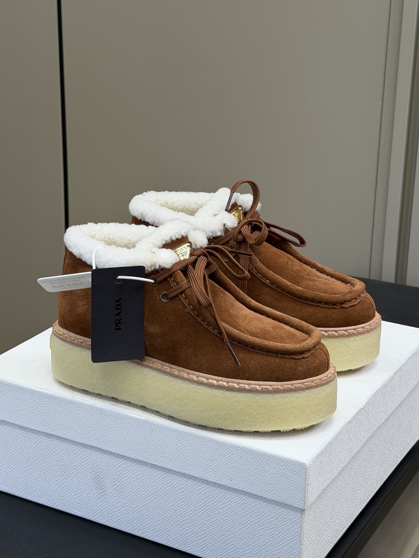 NO:629151,Top quality prada fw25 new arrival~ Pjia 25 autumn and winter Maillard series fur shoes. Classic style with wool material; fashionable and warm series. Mercerized cow suede upper, delicate and soft texture, good for autumn and winter look size 35-41, semi-muffled fur shoes, prada19860909顶级品质 prada fw25 new arrival～ p家25秋冬美拉德系列毛毛鞋 经典款型搭配羊毛材质；时髦且有温度的系列 丝光牛反绒鞋面,质感细腻柔和,好谙秋冬look size 35-41,半拖毛毛鞋,prada,Women's Shoes