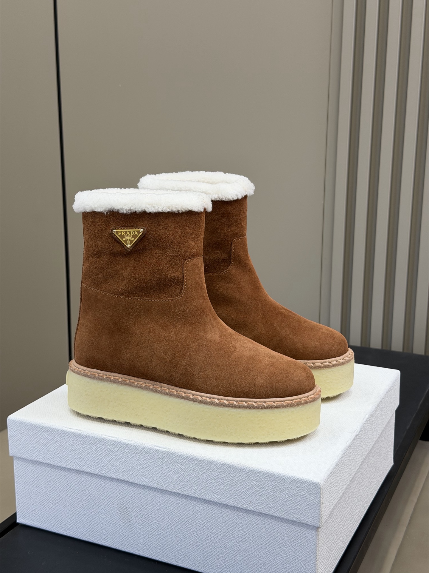 NO:630442,prada fw25 new arrival～ pjia 25 autumn and winter Maillard series furry shoes. Classic style with wool material; fashionable and warm series. Mercerized cow suede upper, delicate and soft texture, good for autumn and winter look size 35-41 short boots, medium boots, slippers, furry shoes, slippers, prada, boots, slippers19860909prada fw25 new arrival～ p家25秋冬美拉德系列毛毛鞋 经典款型搭配羊毛材质；时髦且有温度的系列 丝光牛反绒鞋面,质感细腻柔和,好谙秋冬look size 35-41 短靴 中靴 拖鞋,毛毛鞋拖鞋,prada,boots,slippers,Women's Shoes