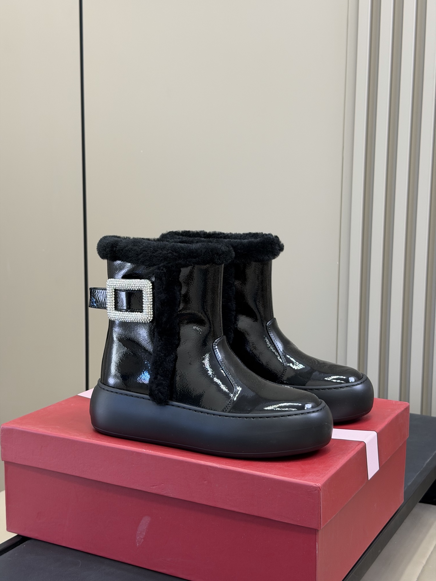 NO:646971,Top quality RVI soft patent leather snow boots ~ The foot feels really comfortable, with a 5.5cm thick sole, it can be worn with everything #V #半妖的女 #RV Diamond Buckle #Sheep Velvet Boots #Winter Boots Wear #雪地Boots Short Boots #雪地Boots size 35-41, snow boots, boots19860909顶级品质 RVI 软漆皮雪地靴～ 脚感真的很舒适,5.5cm厚底搭配,可搭万物#V #穿rv的仙女 #RV钻扣 #羊羔绒靴子 #冬季靴子穿搭 #雪地靴短靴 #雪地靴 size 35-41,雪地靴,boots,Women's Shoes