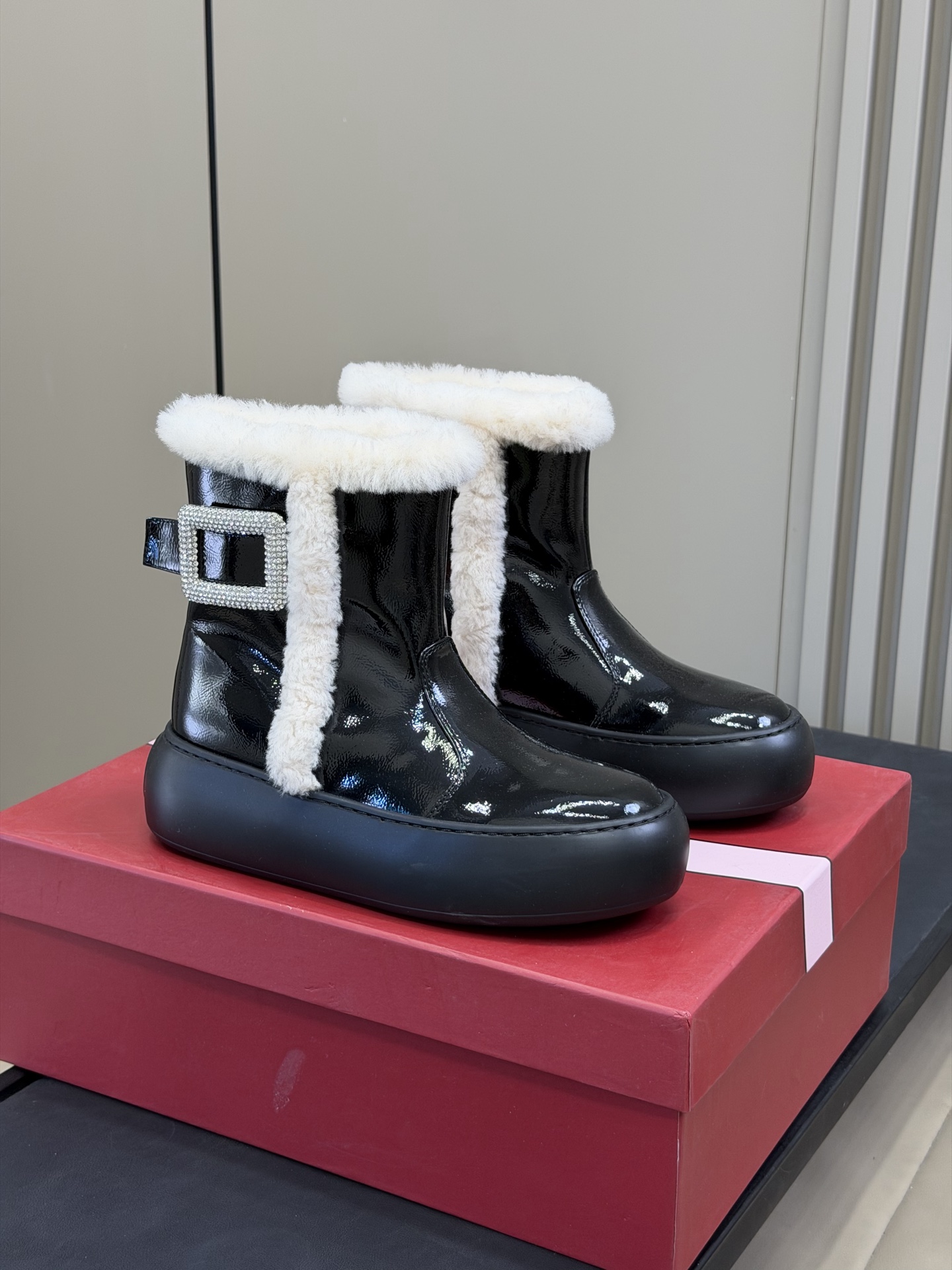 NO:630436,RVI soft patent leather snow boots ~ The foot feels really comfortable, with a 5.5cm thick sole, it can be worn with everything #V #半妖的女 #RV Diamond Buckle #Sheep Velvet Boots #Winter Boots Wear #雪地Boots Short Boots #雪地Boots size 35-41, snow boots, boots19860909RVI 软漆皮雪地靴～ 脚感真的很舒适,5.5cm厚底搭配,可搭万物#V #穿rv的仙女 #RV钻扣 #羊羔绒靴子 #冬季靴子穿搭 #雪地靴短靴 #雪地靴 size 35-41,雪地靴,boots,Women's Shoes