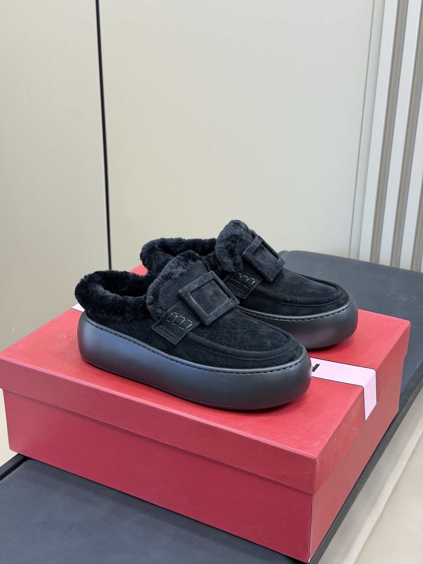 NO:630450,roger vivor fw25 new arrival～ rv 25 autumn and winter new slippers, 5cm height increase, delicate and silky upper, fur integrated lining, size 35-41, casual shoes/sports shoes, roger vivor, sneakers, slippers, sheep19860909roger vivier fw25 new arrival～ rv 25秋冬新品拖鞋,5cm增高 羊京鞋面细腻丝滑,皮毛一体内里 size 35-41,休闲鞋/运动鞋,roger vivier,sneakers,slippers,sheep,Women's Shoes