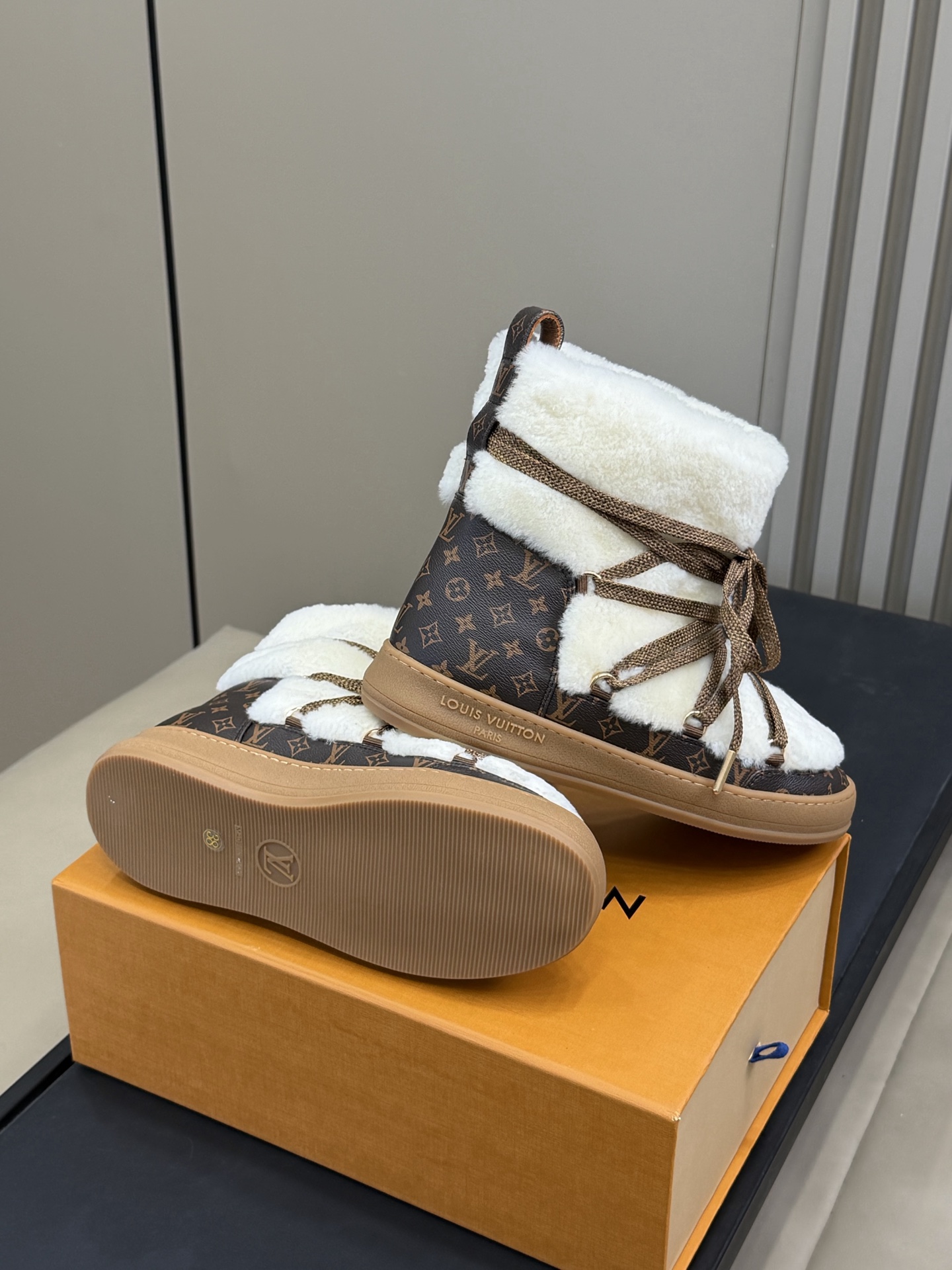 LV 25冬季女装滑雪系列多LV Ski女装系列以创新设计重新定义经典冬季风格，融合功能性与奢华时尚，为