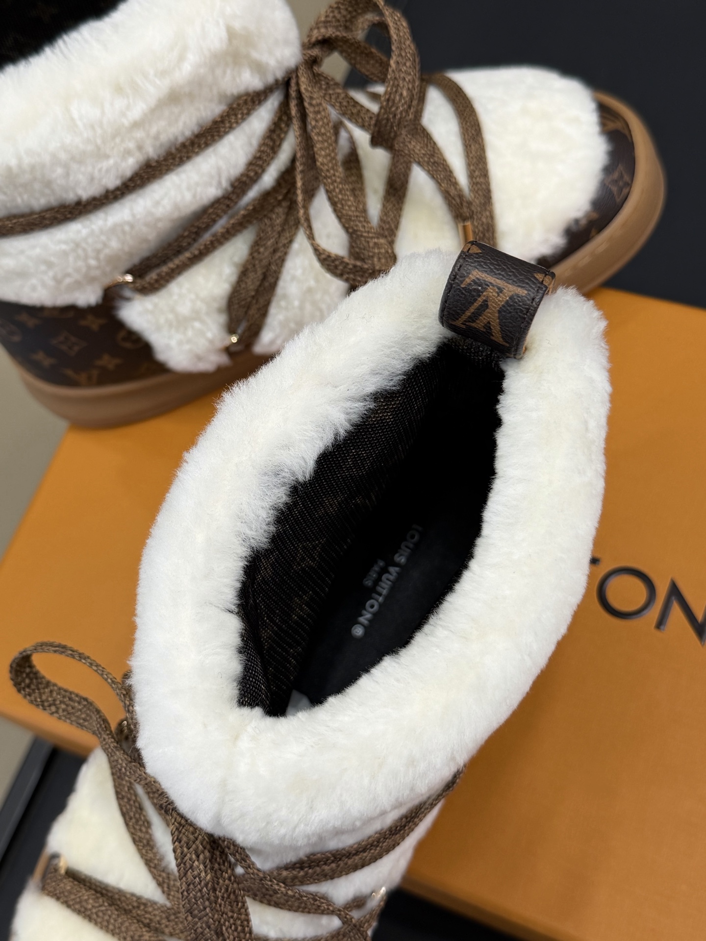 LV 25冬季女装滑雪系列多LV Ski女装系列以创新设计重新定义经典冬季风格，融合功能性与奢华时尚，为