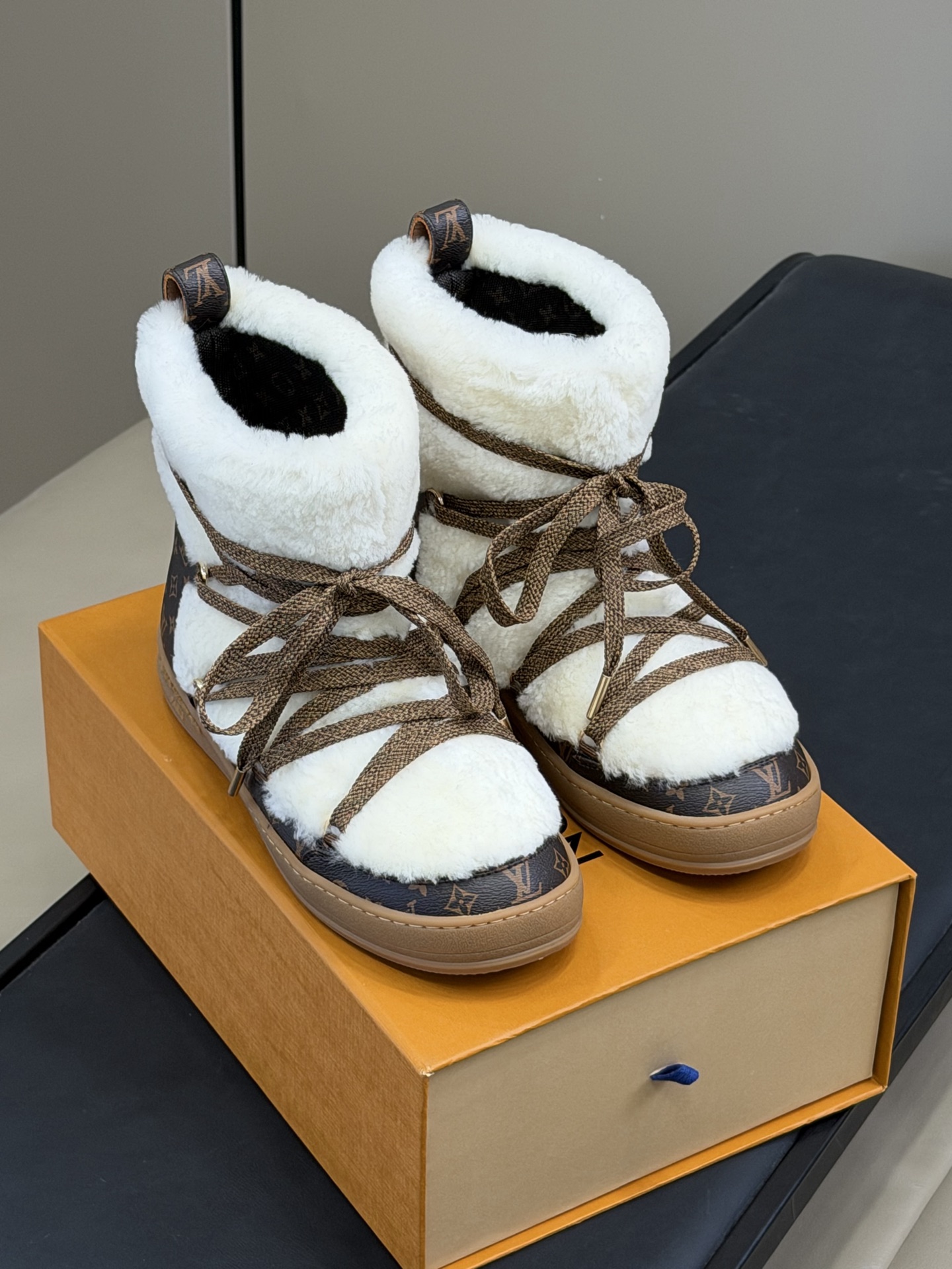 LV 25冬季女装滑雪系列多LV Ski女装系列以创新设计重新定义经典冬季风格，融合功能性与奢华时尚，为