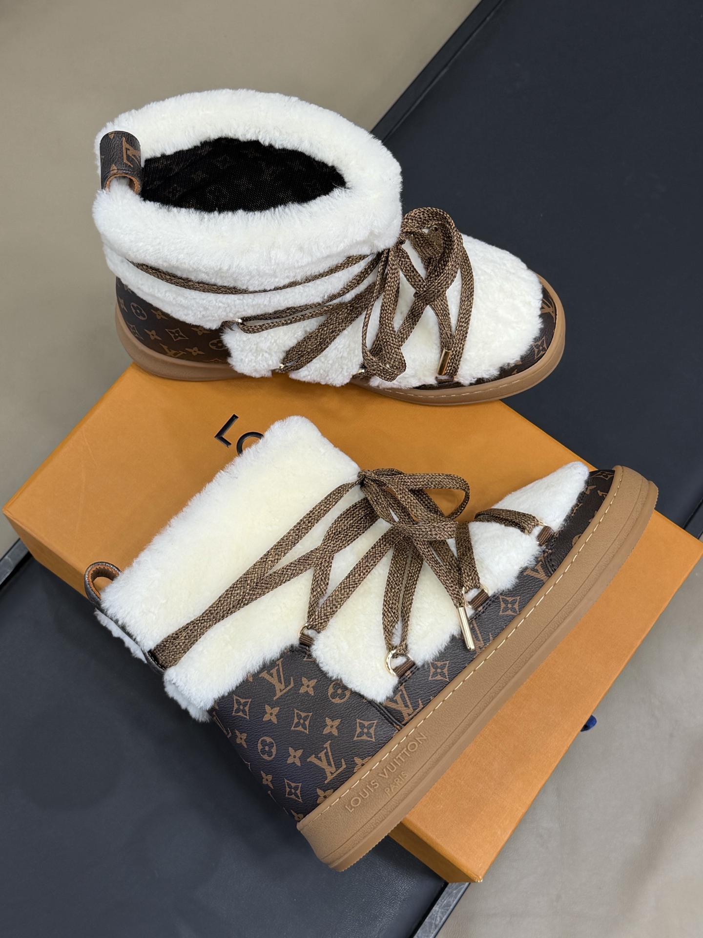 LV 25冬季女装滑雪系列多LV Ski女装系列以创新设计重新定义经典冬季风格，融合功能性与奢华时尚，为