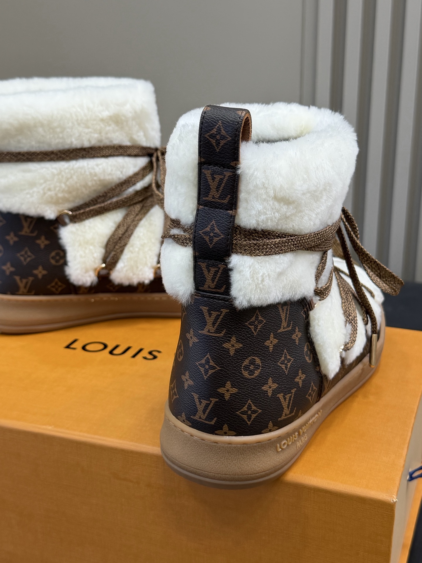 LV 25冬季女装滑雪系列多LV Ski女装系列以创新设计重新定义经典冬季风格，融合功能性与奢华时尚，为