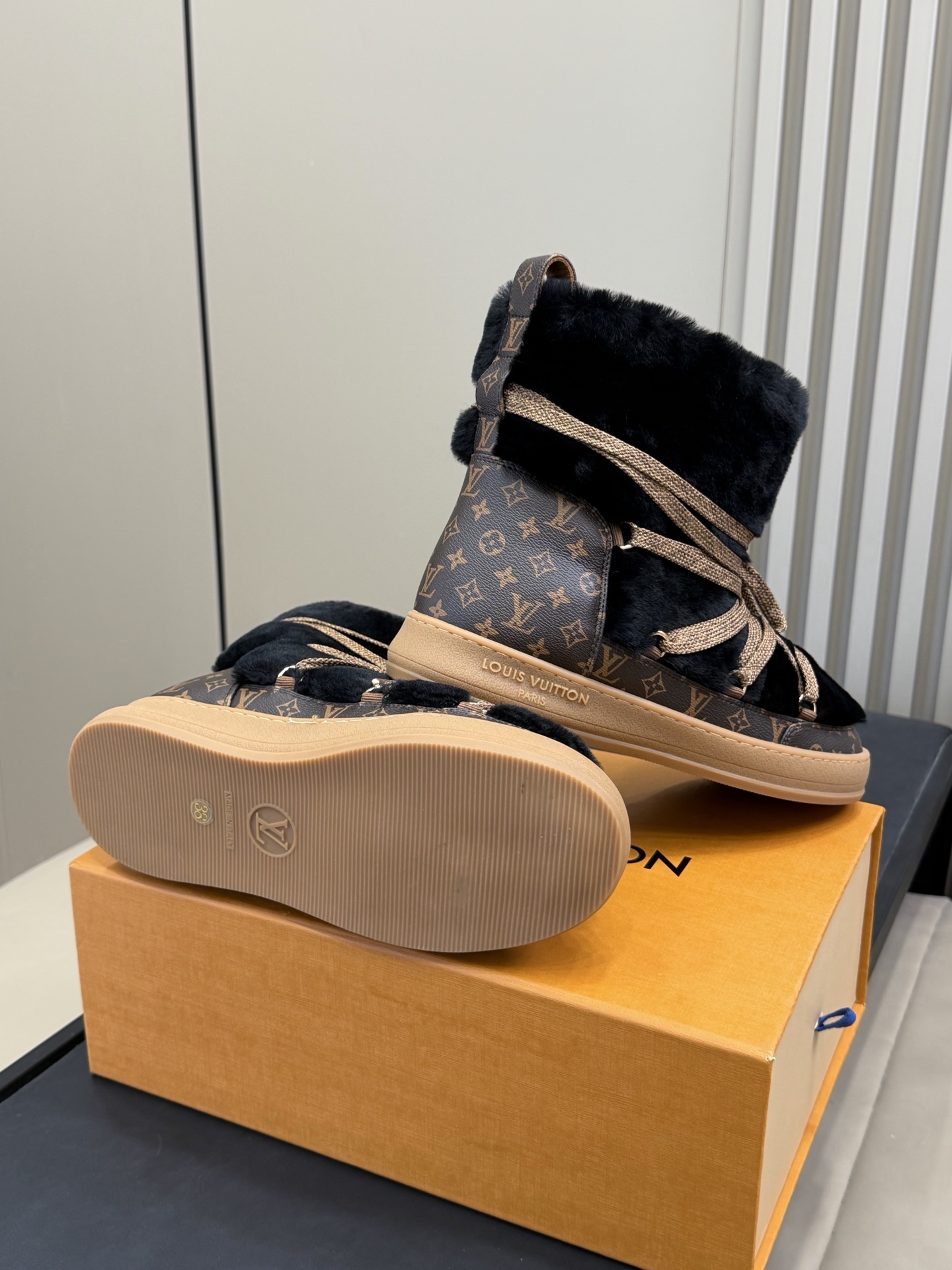 LV 25冬季女装滑雪系列多LV Ski女装系列以创新设计重新定义经典冬季风格，融合功能性与奢华时尚，为