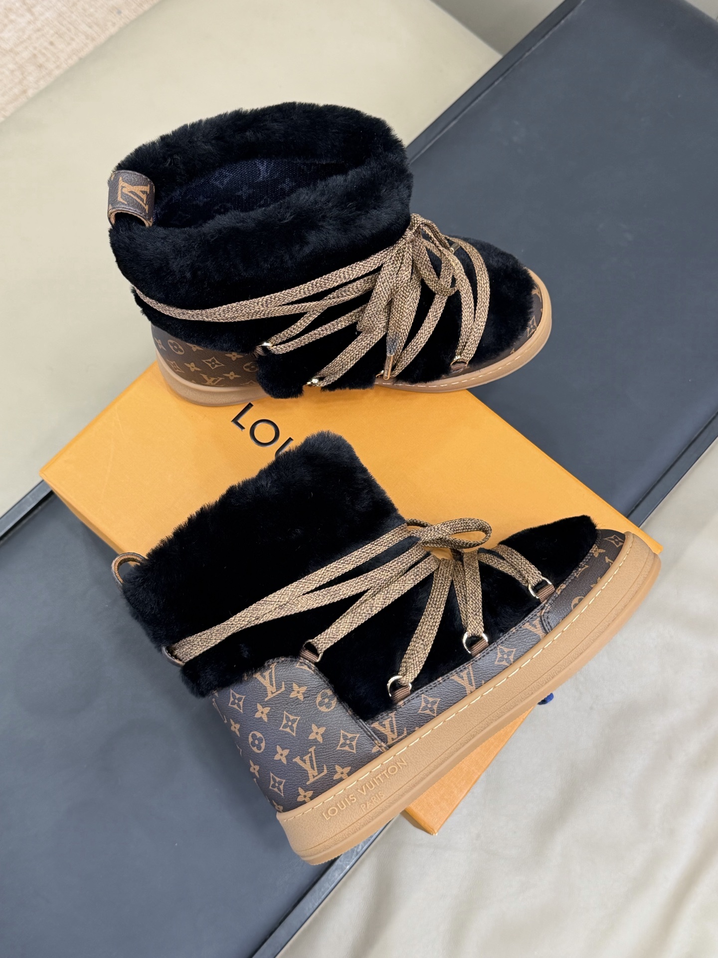 LV 25冬季女装滑雪系列多LV Ski女装系列以创新设计重新定义经典冬季风格，融合功能性与奢华时尚，为