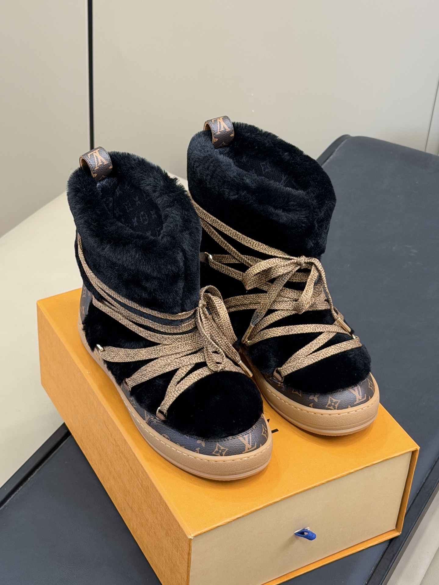 LV 25冬季女装滑雪系列多LV Ski女装系列以创新设计重新定义经典冬季风格，融合功能性与奢华时尚，为