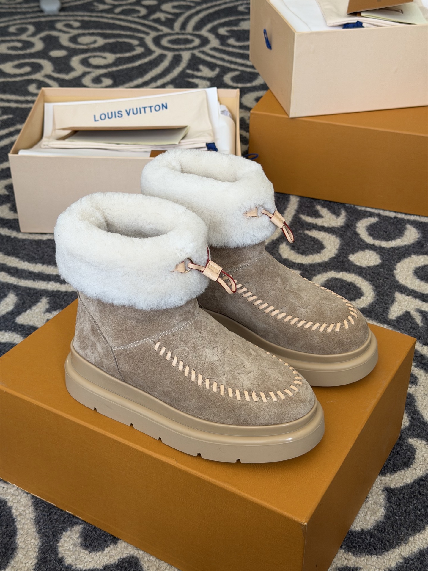 NO:630427,lv fw25 new arrival～ lv 25 new autumn and winter snow boots. Suede material upper with presbyopia pattern embossed on it. The inner lining is made of fur. The sole has a certain thickness, which makes it easier to wear. Size 35-41, snow boots, louis vuitton, boots19860909lv fw25 new arrival～ lv 25秋冬雪地靴新品 反绒材质鞋面压印老花图案,内里皮毛一体材质 鞋底有一定厚度,增高好穿 size 35-41,雪地靴,louis vuitton,boots,Women's Shoes