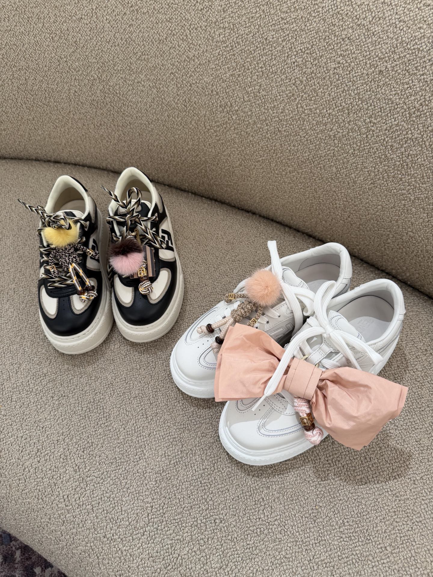 NO:669655,FENDI | The new thick-soled Match White Moonlight This wave directly plays the 'asymmetrical magic' to the sky. 'As soon as the new thick-soled Match is put on your feet, you instantly get the contrast of 'half childlike, half elegant', a proper white moonlight level existence!  !  On one side is a small braided rope doll + a mink fur ball (the soft fufu details are too '&'), and on the other side is a large satin bow. The key is that the pendant can be! Detached! Removed! It turns into a cute bag hanging in seconds. One bag can be used for two purposes and make a lot of money. The left and right styles are 'fighting' but super harmonious, and the thick-soled shoes are artistically played ~ size 35-41, casual shoes/sports shoes, fendi, sneakers19860909FENDI |新款厚底Match白月光本光这波直接把「不对称魔法」玩到飞起‘新款厚底Match一上脚,瞬间get “一半童趣、一半优雅”的反差萌,妥妥的白月光级存在！！ 一边是编绳小玩偶＋貂毛球（软fufu的细节太戳了“&）,一边是缎面大蝴蝶结 关键是 挂件能！拆！卸！秒变可爱包挂,一袋两用简直赚翻》. 左右风格“打架”却超和谐,把厚底鞋玩出艺术感~ size 35-41,休闲鞋/运动鞋,fendi,sneakers,Women's Shoes