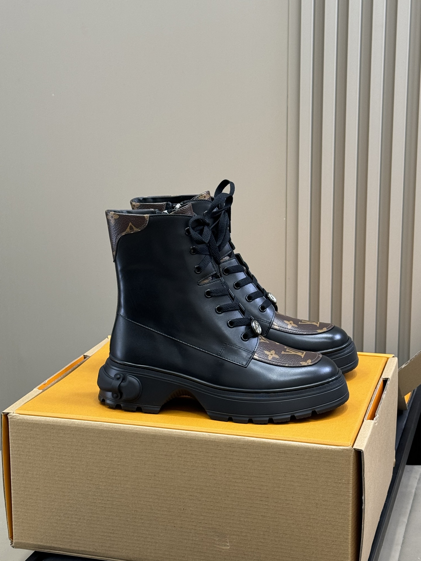 NO:646946,Top quality LV new autumn and winter Martin boots. Simple, handsome and recognizable. The calf leather feels super good, crisp and stylish. The sole is made of foam material and is very light. size35-41, boots, louis vuitton, boots, cowhide19860909顶级品质 lv 秋冬马丁靴新品 简单帅气且不乏辨识度 小牛皮质感超好,挺括有型 鞋底发泡材质,很轻盈 size35-41,靴子,louis vuitton,boots,cowhide,Women's Shoes