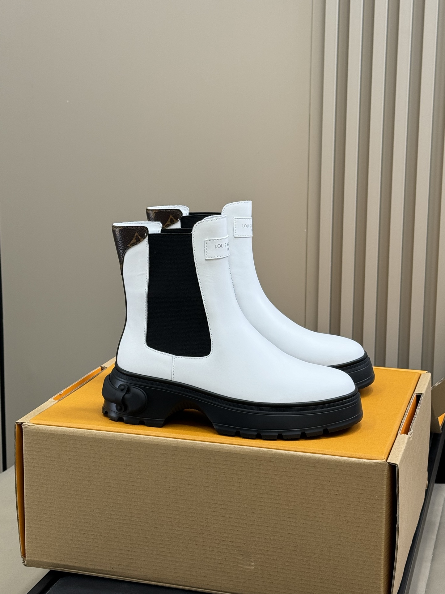 NO:646951,Top quality lv new fall and winter chelsea boots!  Simple, handsome and recognisable. The calfskin leather feels super good, stiff and stylish. The sole is made of foam material and is very light. size35-41, boots, louis vuitton, boots, cowhide19860909顶级品质 lv 秋冬切尔西短靴新品！ 简单帅气且不乏辨识度 小牛皮质感超好,挺括有型 鞋底发泡材质,很轻盈 size35-41,靴子,louis vuitton,boots,cowhide,Women's Shoes