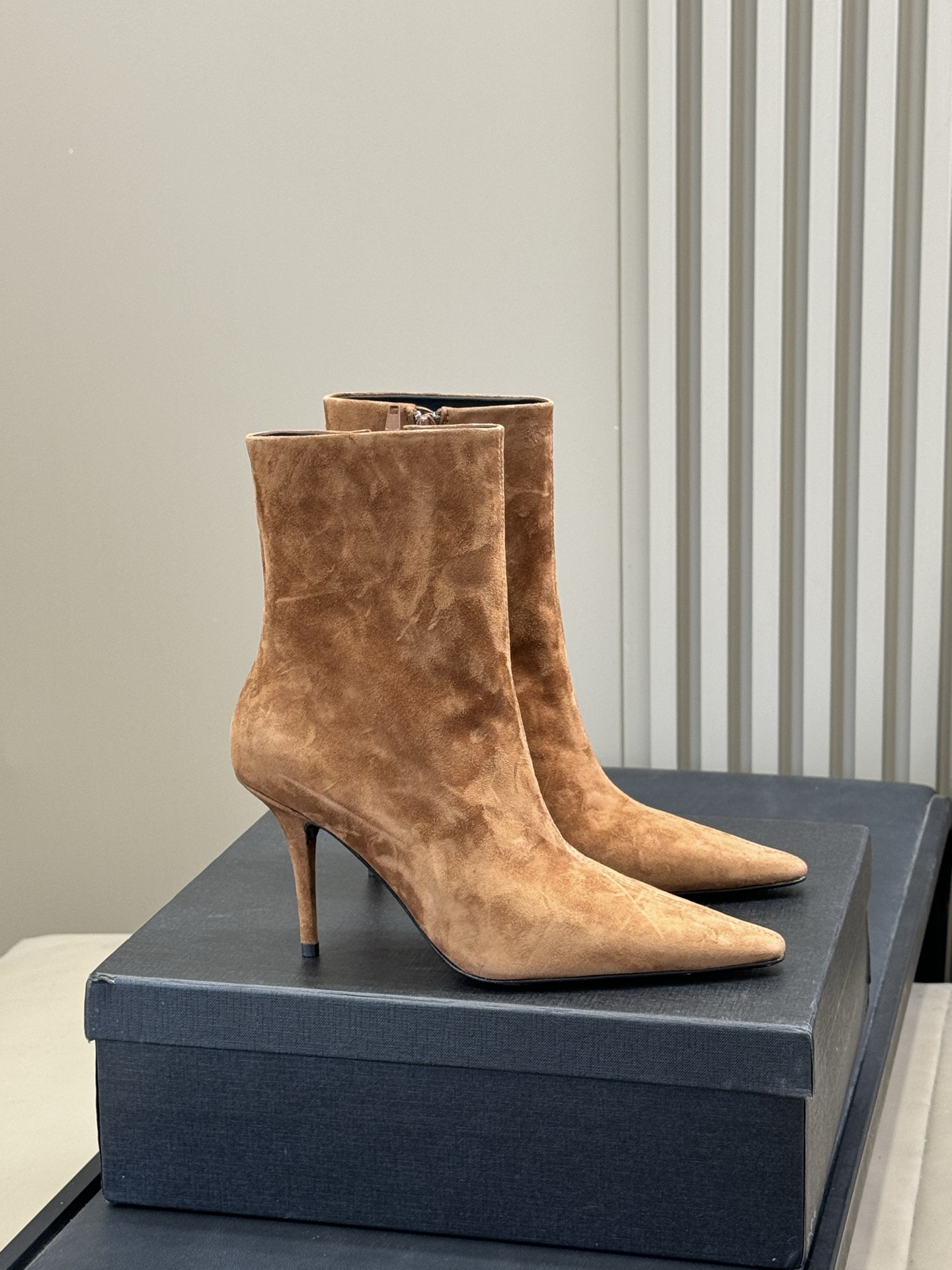 NO:646956,Top quality ysl fw25 new arrival～ ysl 25 new autumn and winter stiletto boots. Exquisite and high-end, so sexy and beautiful. The calfskin material is great, and the lining is sheepskin. The soles are reasonable. Imported cowhide soles. Size 35-41, boots, saint laurent, boots, cowhide, sheepskin19860909顶级品质 ysl fw25 new arrival～ ysl 25秋冬细高跟短靴新品 精致高级,好性感好美 小牛皮材质很赞、内里羊皮 鞋底有道理进口牛皮底 size 35-41,靴子,saint laurent,boots,cowhide,sheepskin,Women's Shoes