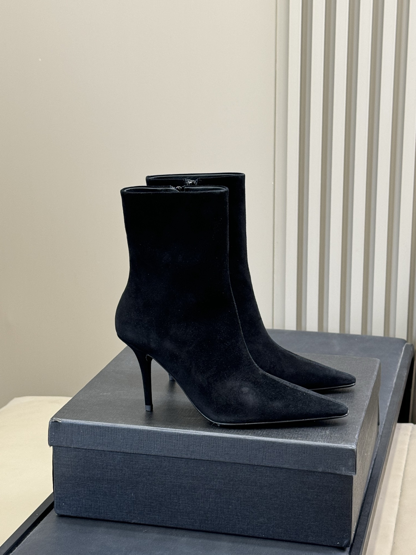 NO:649436,ysl fw25 new arrival～ ysl 25 new autumn and winter stiletto heel short boots. Exquisite and high-end, so sexy and beautiful. The calfskin material is great, and the lining is sheepskin. The soles are reasonable. Imported cowhide soles. Size 35-41, boots, saint laurent, boots, cowhide, sheepskin19860909ysl fw25 new arrival～ ysl 25秋冬细高跟短靴新品 精致高级,好性感好美 小牛皮材质很赞、内里羊皮 鞋底有道理进口牛皮底 size 35-41,靴子,saint laurent,boots,cowhide,sheepskin,Women's Shoes