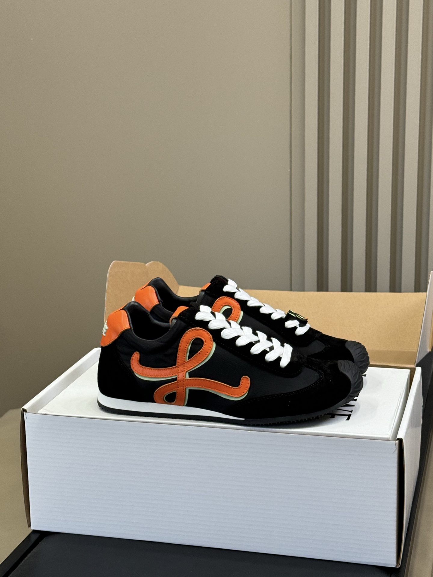 NO:646062,loewe classic Dexun new color combination, light and flexible foot feel and tonal body color matching, make this casual shoe a popular calfskin and cloth splicing design, enhancing the sense of detail and sophistication!  The overall shape also reveals my casual temperament, I like it. Couple size 35-45, casual shoes/sports shoes, loewe, sneakers, cowhide19860909loewe 经典德讯 新配色 轻盈灵动的脚感以及有调性的形体配色,让这款休闲鞋成为爆款小牛皮和布面拼接设计,增强细节感和精致度！整体造型又露出自我随性气质,拿捏,喜欢 情侣size 35-45,休闲鞋/运动鞋,loewe,sneakers,cowhide,Women's Shoes