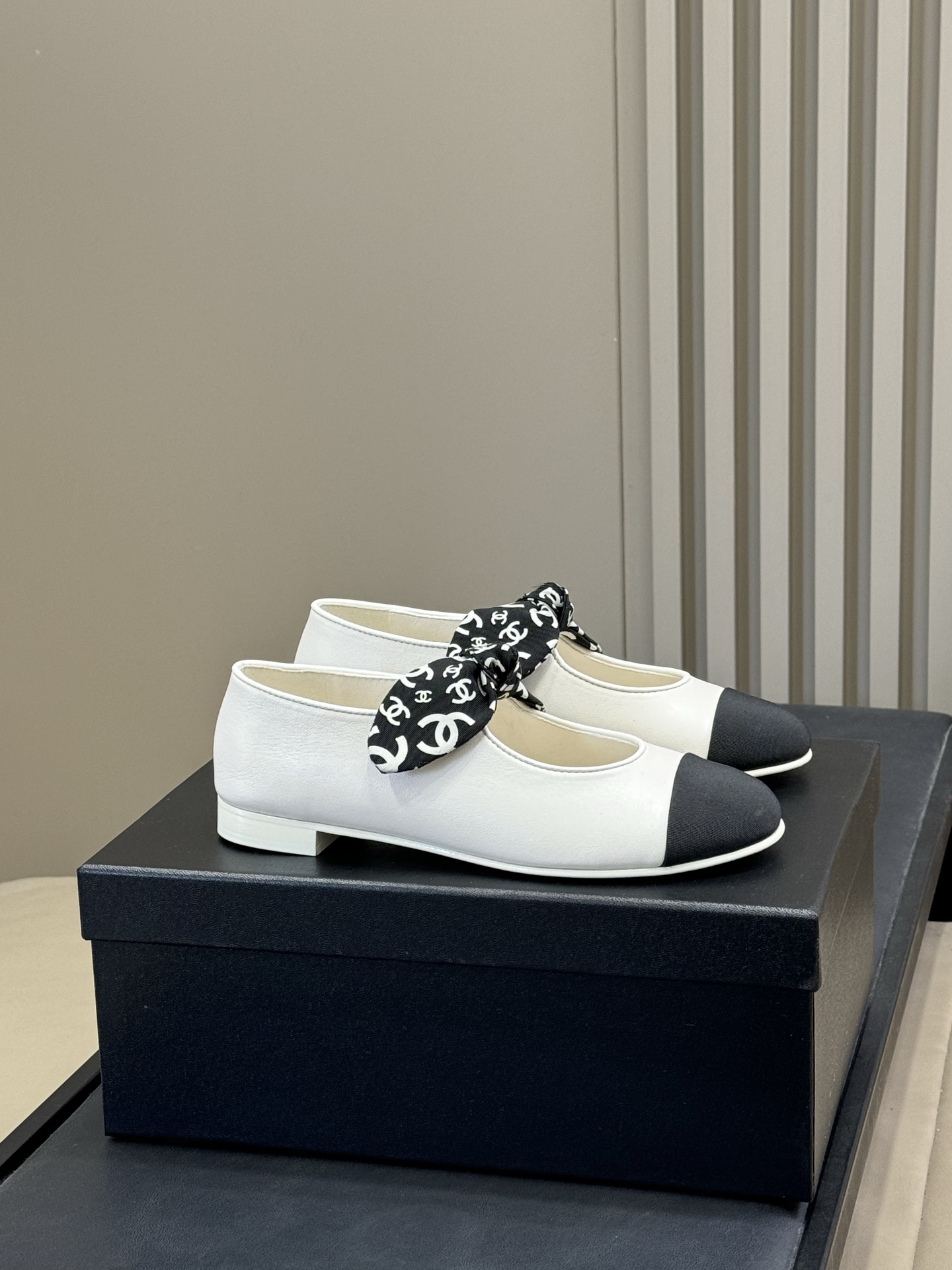 NO:646943,Top quality, with airplane box, chanel 26c new arrival~ Xiaoxiang 26 spring and summer bow shoes. It combines elegance and playfulness so perfectly that no indifferent woman can resist Chanel. Lambskin upper, sheepskin lining, cowhide sole, size 35-41, single shoes, chanel, chanel, cowhide, sheepskin19860909顶级品质 配飞机盒 chanel 26c new arrival～ 小香26春夏蝴蝶结单鞋 将优雅和俏皮结合得如此完美在冷漠的女人都无法抗拒香奈儿的 小羊皮鞋面,内里羊皮,鞋底牛皮 size 35-41,单鞋,chanel,chanel,cowhide,sheepskin,Women's Shoes