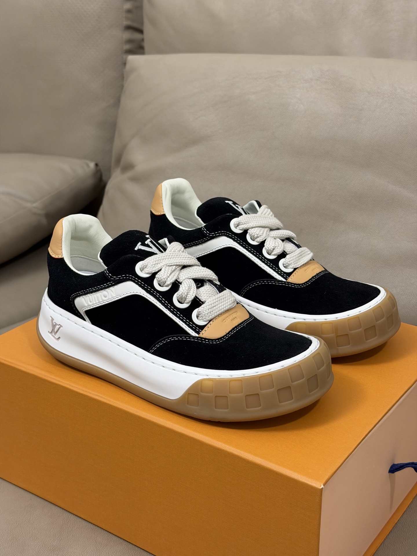 NO:646737,LV Tilted suede sneakers, couple style, seem to be the same style as Gong Jun’s. At first glance, they look a bit like Sunnei’s big-toe shoes?  Ha ha!  These shoes are really super light!  !  The feet feel very soft and light. LV Tilted men's sneakers, dark blue suede + white leather stitching, with Monogram embossing on the toe, are highly recognizable*. Thick sole design, beige rubber sole, comfortable to wear and can quietly increase your height!  It has both retro and modern feel. It is great for daily casual or street wear, and can easily create a fashionable look. Couple size 35-45, casual shoes/sports shoes, louis vuitton, sneakers, chamois leather19860909LV Tilted麂皮运动鞋 情侣款 貌似是龚俊同款第一眼觉得有点像 sunnei 的大头鞋？哈哈！这鞋真的超级轻！！脚感非常柔软轻盈, LV Tilted男士运动鞋,深蓝麂皮+白色皮革拼接,鞋头有Monogram压纹,辨识度超高*.厚底设计,米色橡胶鞋底,穿着舒适还能悄悄增高！复古与现代感兼具,日常休闲或街头穿搭都很出彩,轻松打造时髦look. 情侣size 35-45,休闲鞋/运动鞋,louis vuitton,sneakers,chamois leather,Women's Shoes