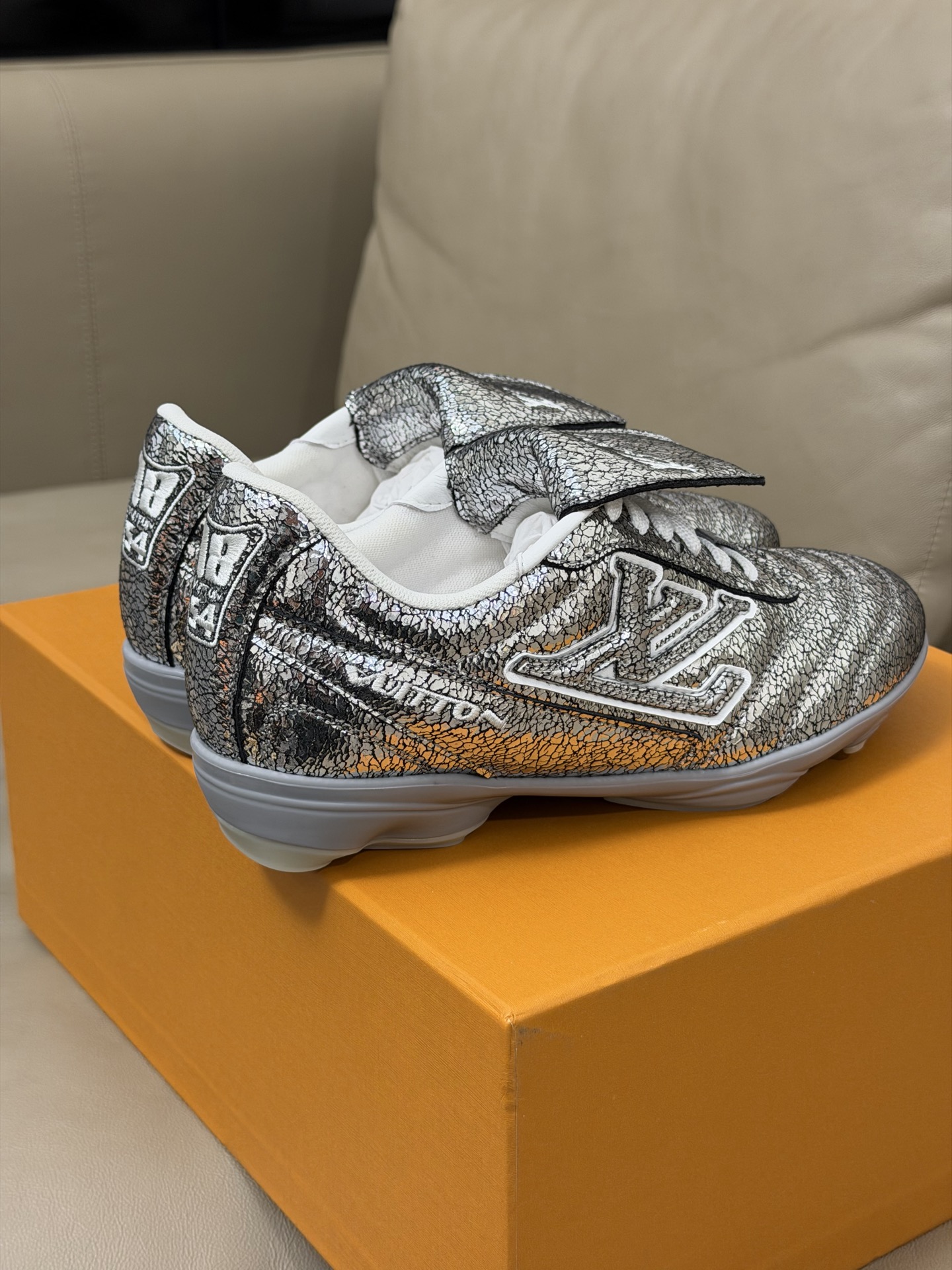 LV x Pharrell 全新Footprint足球鞋新配色Pharrell执掌下的Louis Vui