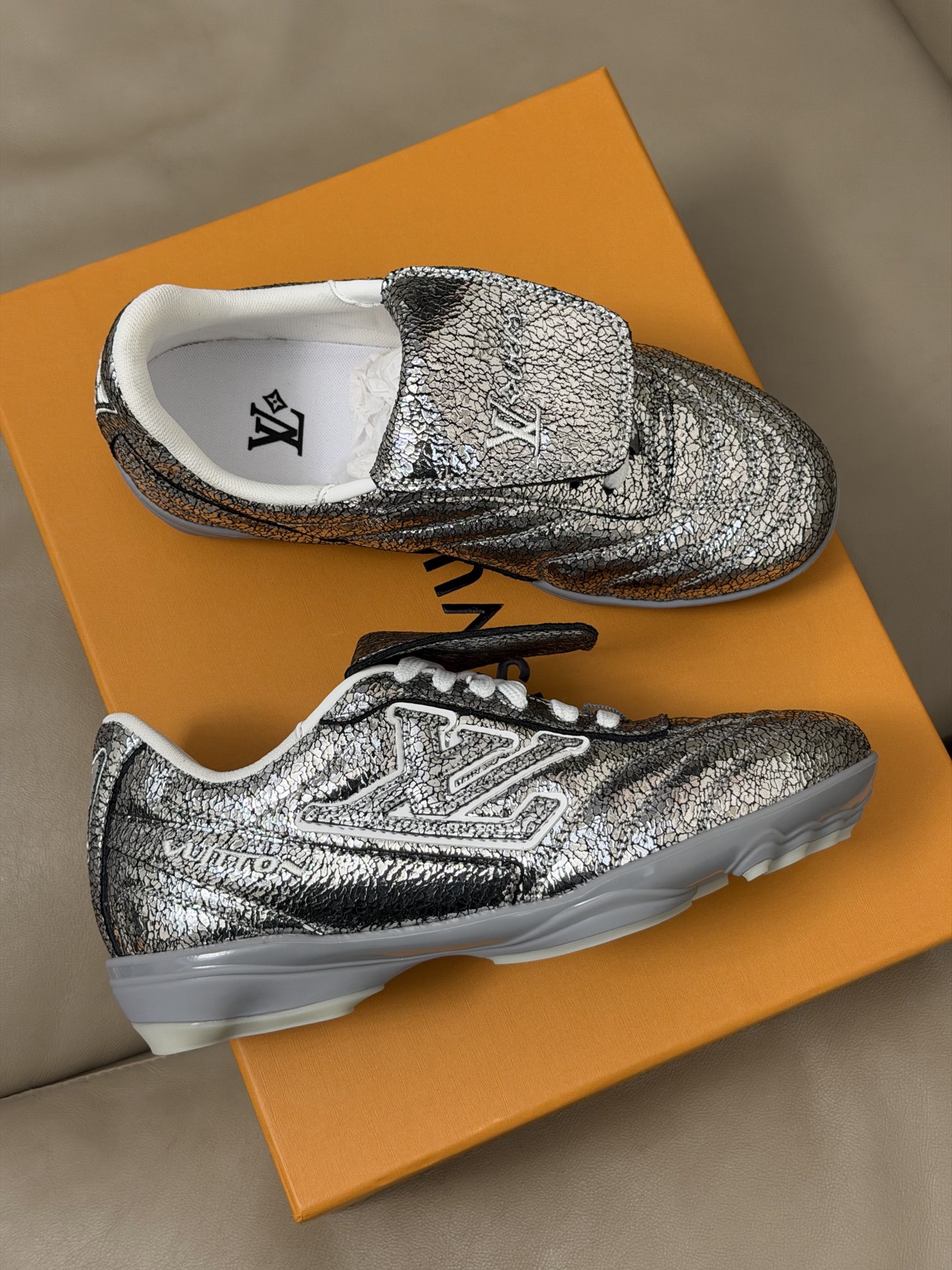 LV x Pharrell 全新Footprint足球鞋新配色Pharrell执掌下的Louis Vui