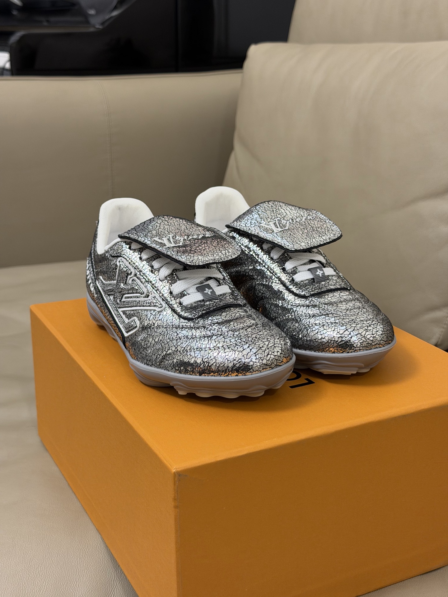 LV x Pharrell 全新Footprint足球鞋新配色Pharrell执掌下的Louis Vui