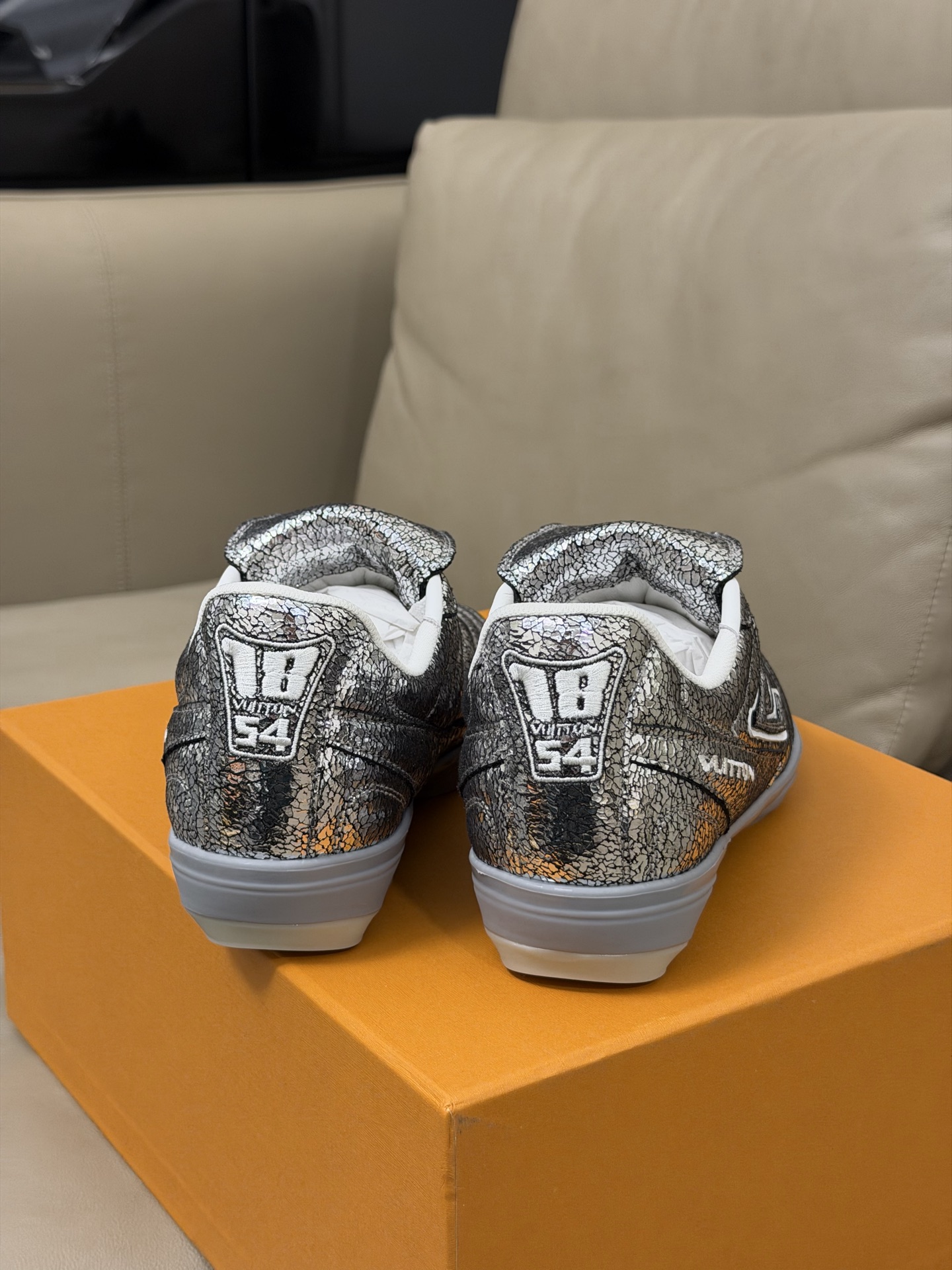 LV x Pharrell 全新Footprint足球鞋新配色Pharrell执掌下的Louis Vui