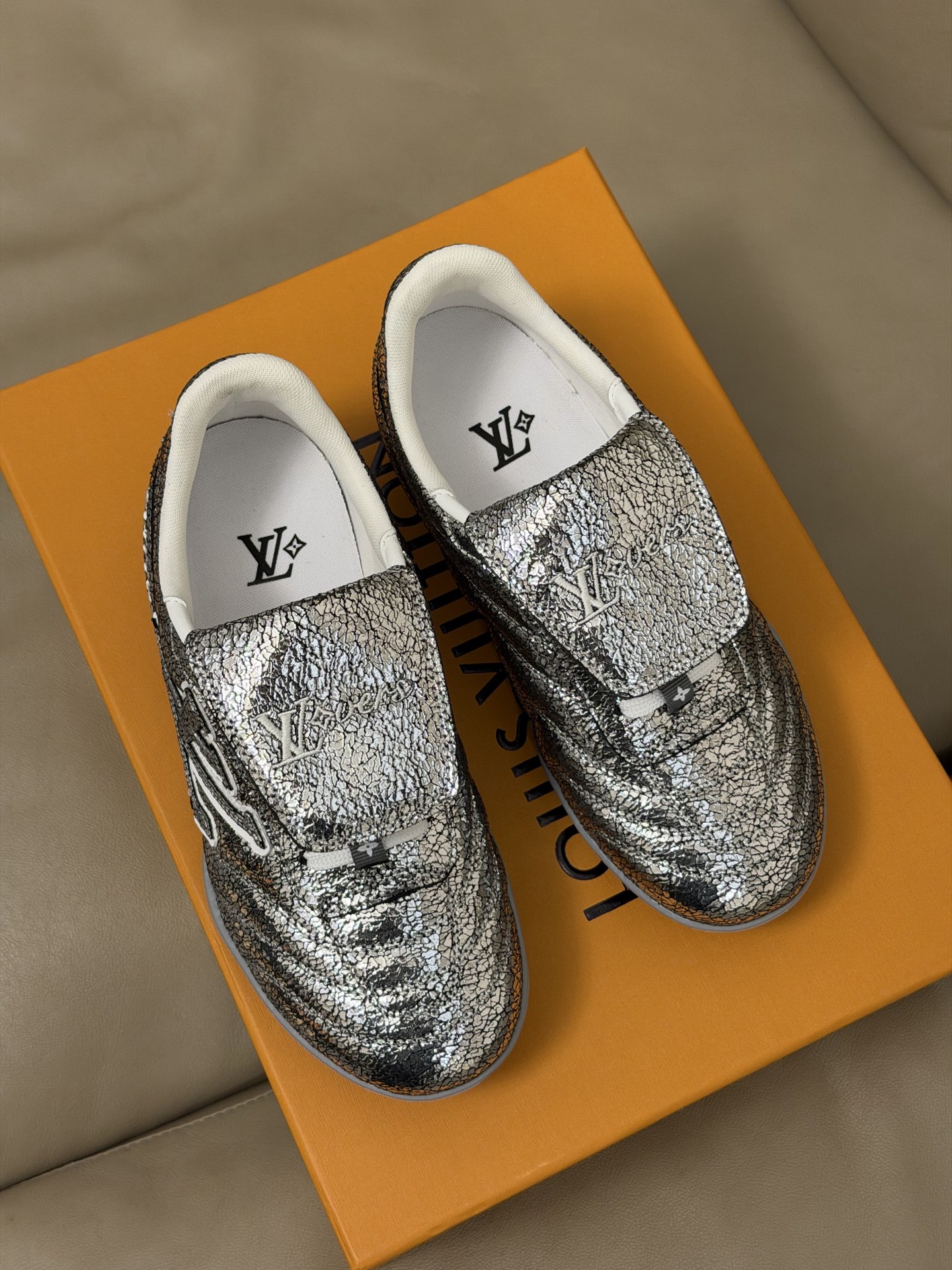 LV x Pharrell 全新Footprint足球鞋新配色Pharrell执掌下的Louis Vui