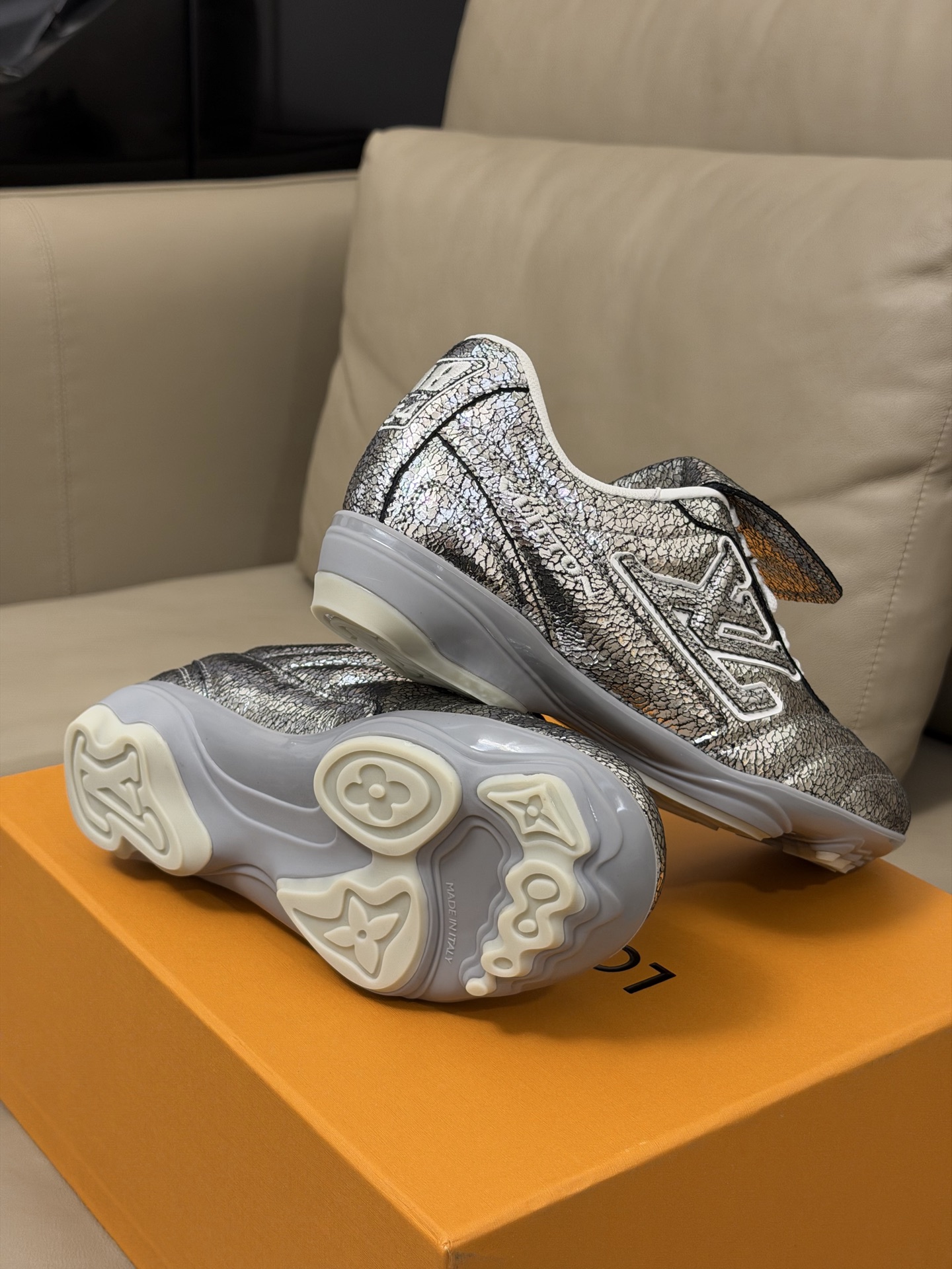 LV x Pharrell 全新Footprint足球鞋新配色Pharrell执掌下的Louis Vui