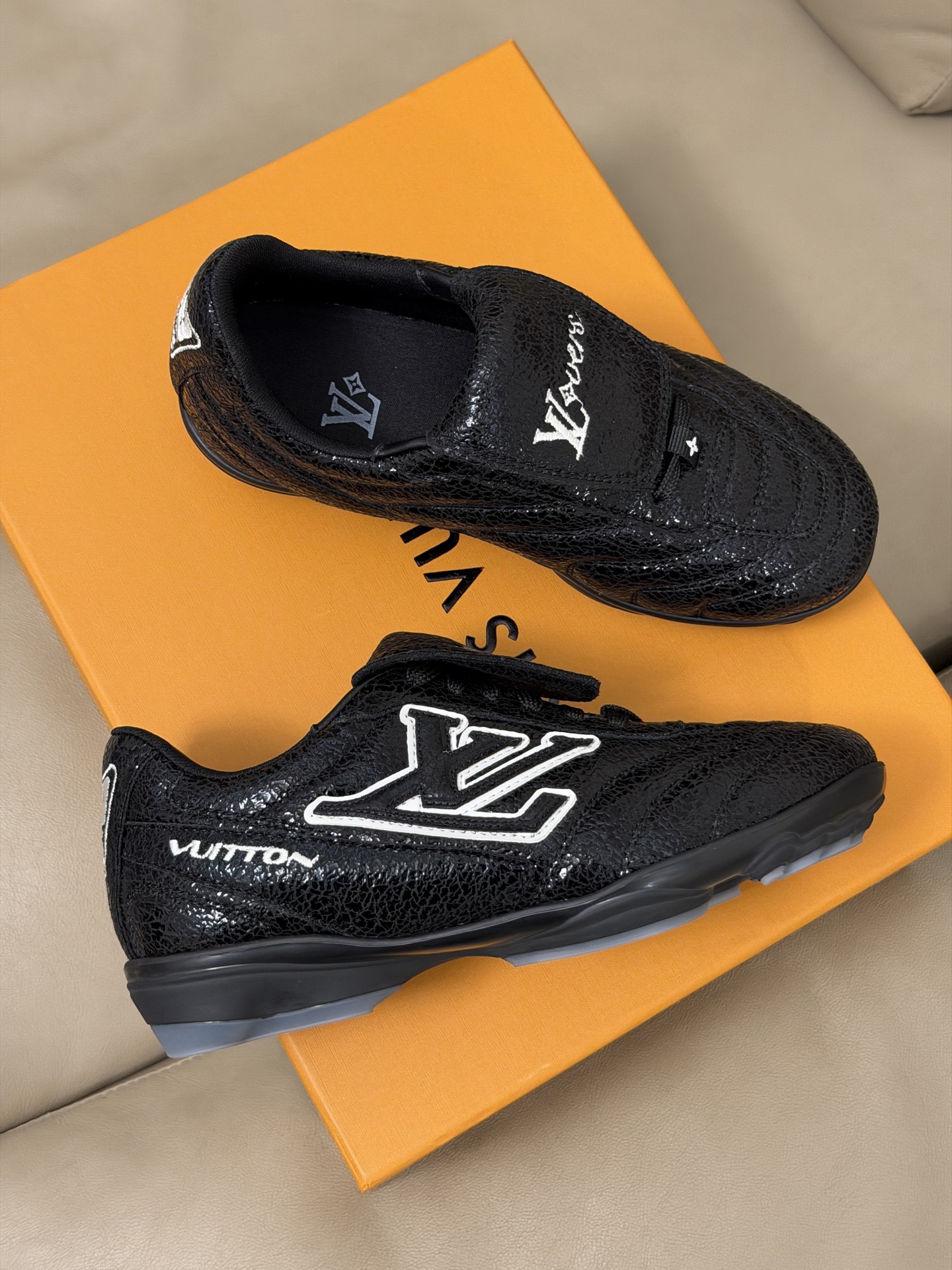 LV x Pharrell 全新Footprint足球鞋新配色Pharrell执掌下的Louis Vui